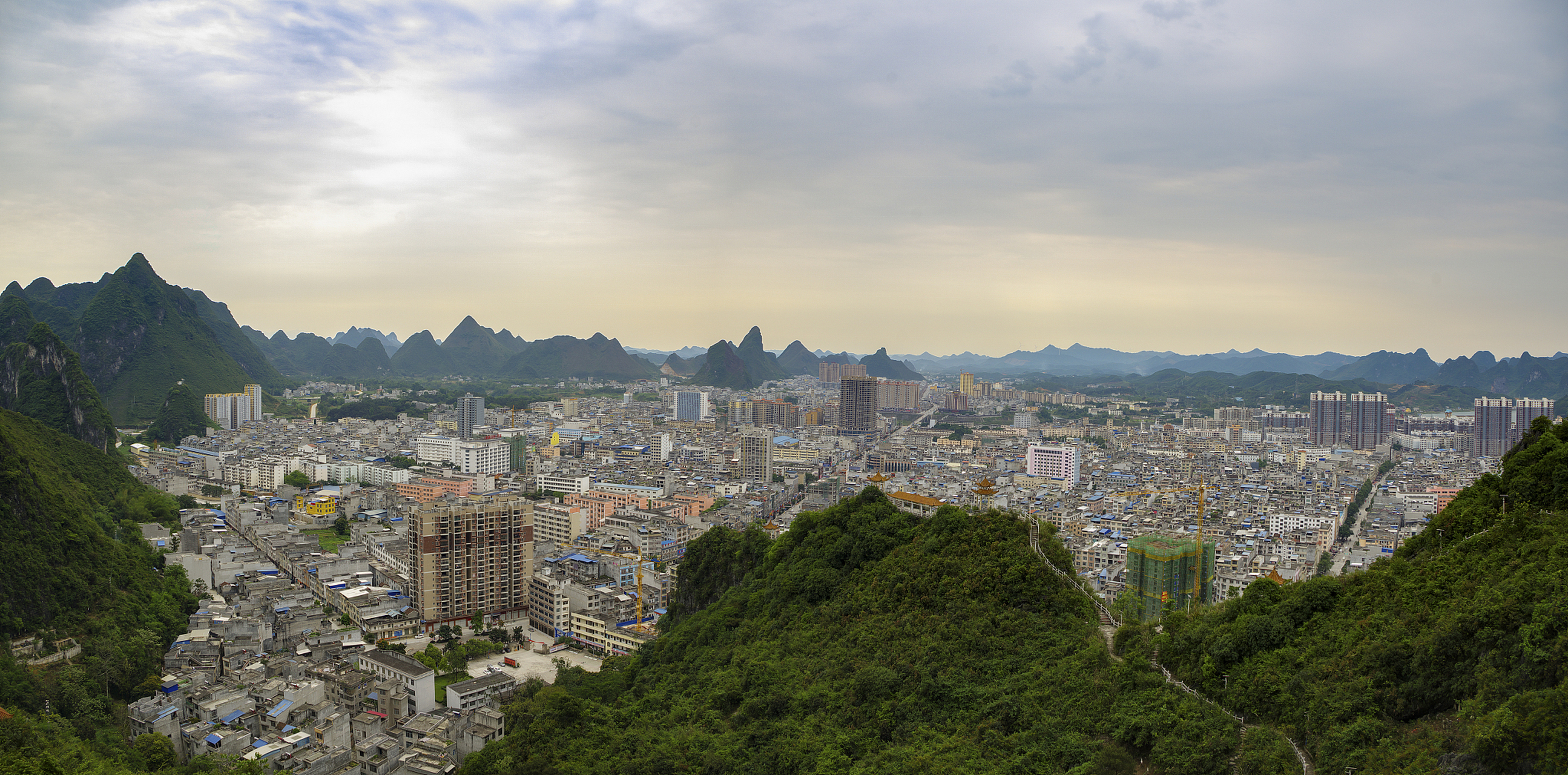 安顺市,这座美丽的城市,坐落于贵州省的西部,被誉为"天然的大公园".