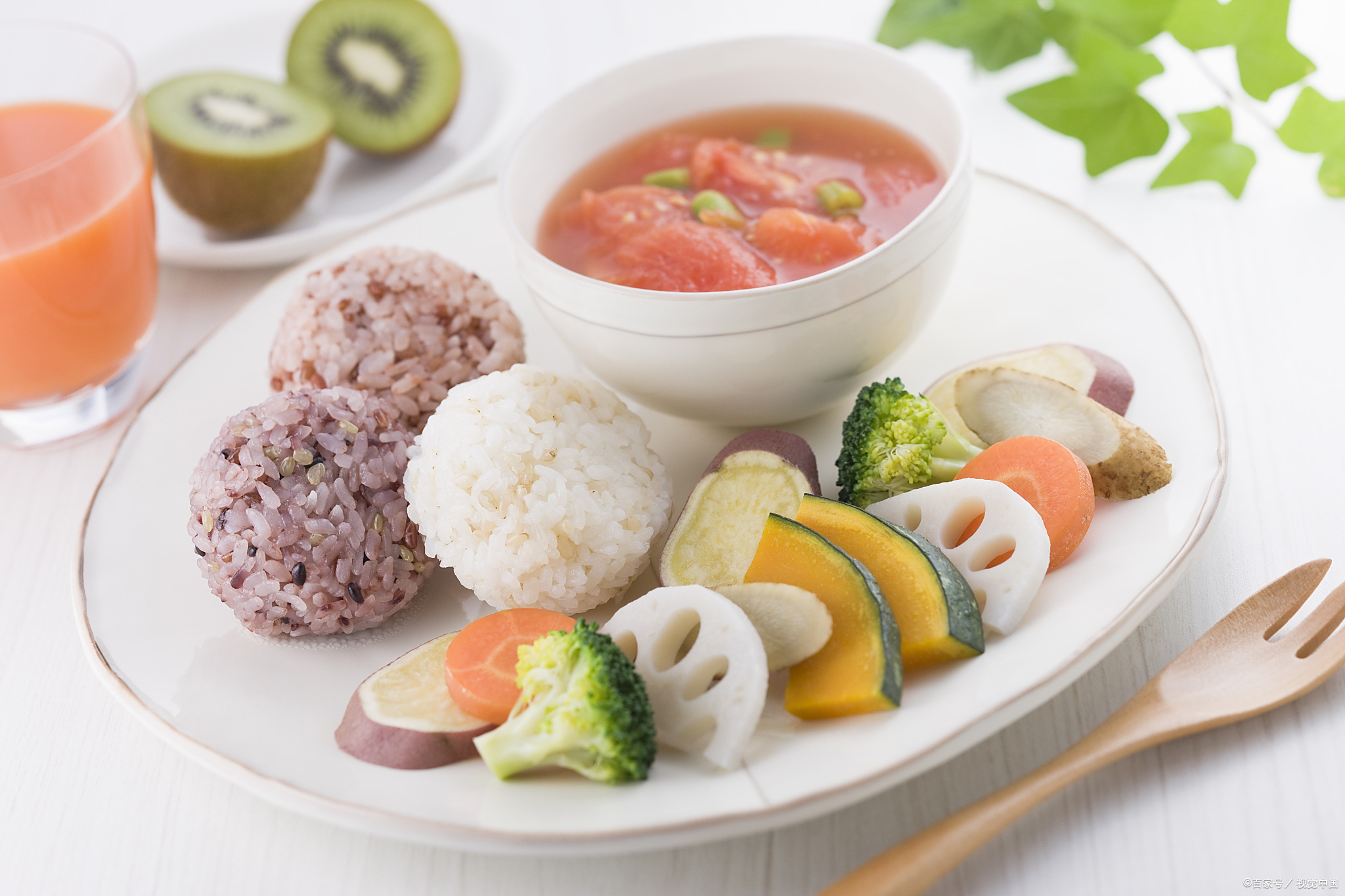 在制定个性化的饮食计划时,老年人应该注意以下几点: 1,评估营养