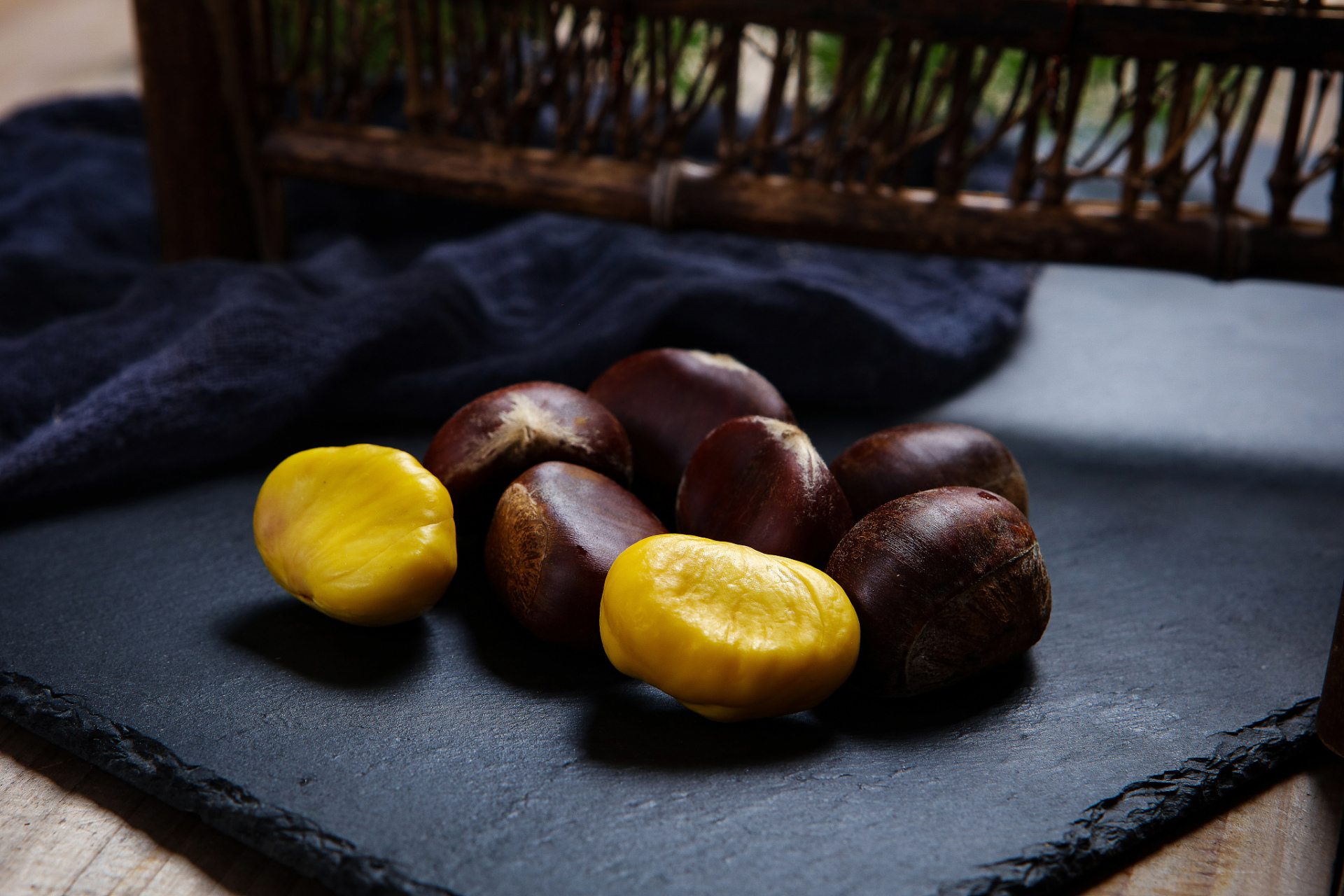 油板栗虽然营养丰富,但也是高热量,高脂肪的食物,如果摄入过多,可能会