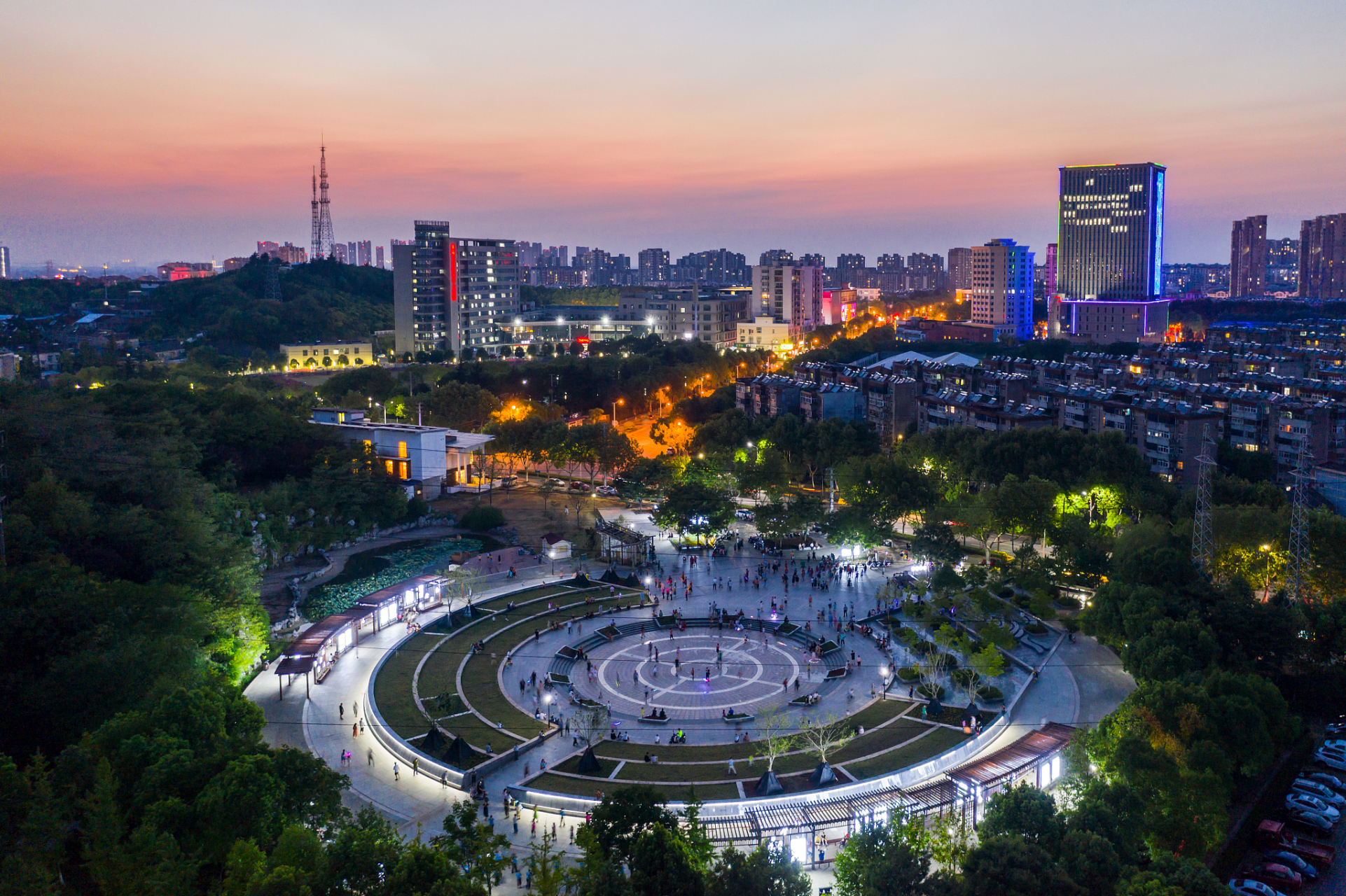仲夏消暑季#夏天去哪玩:南京市民广场夏季是南京现代氛围的好地方.