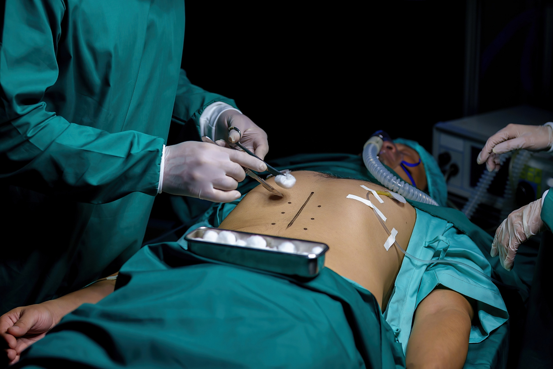 我求婆婆和老公,求他们借钱给我让我爸做手术,可他们无动于衷,非但不