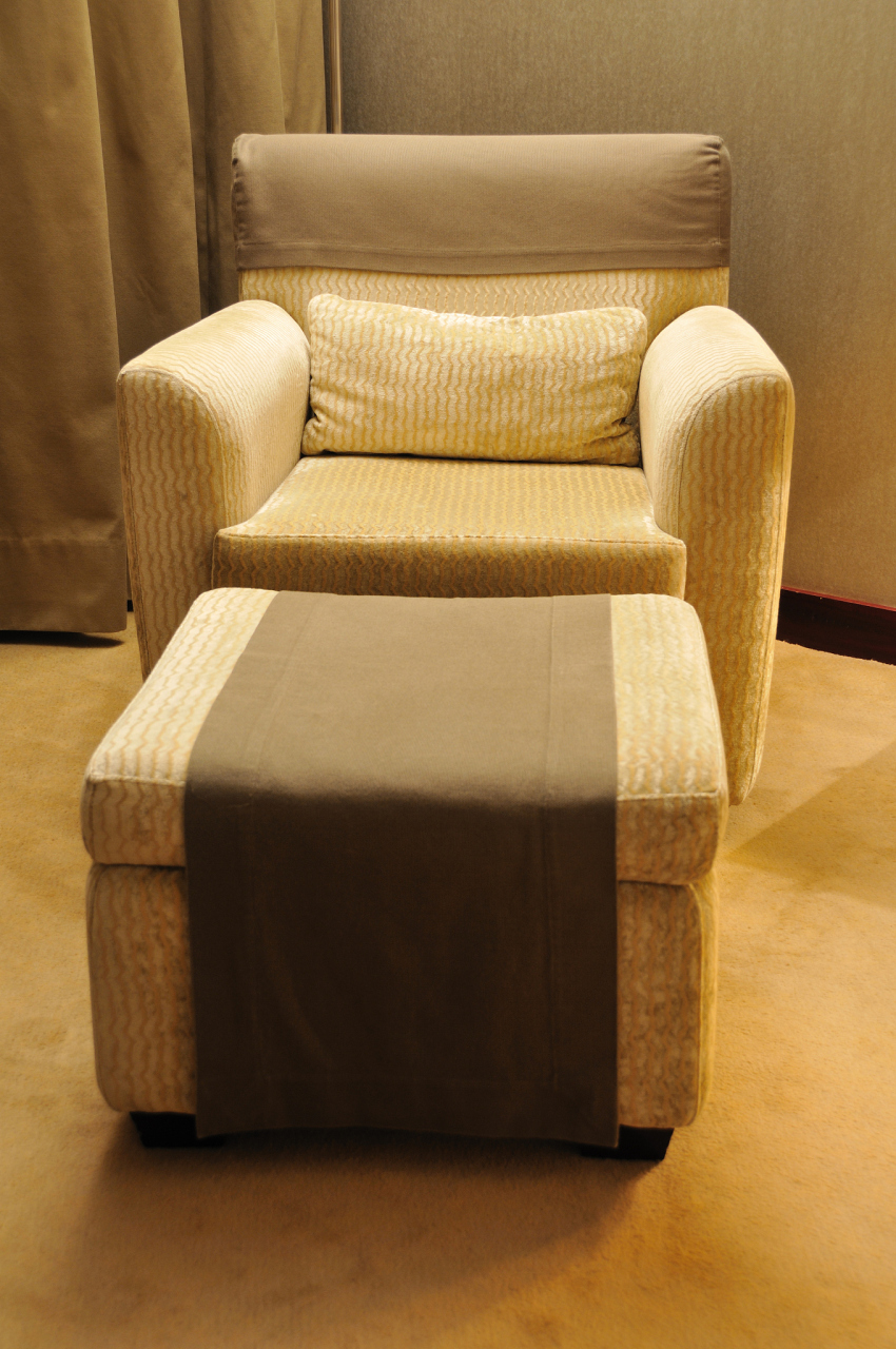 保养   酒店沙发平时的清洁可用干毛巾拍打,每周至少吸尘一次.