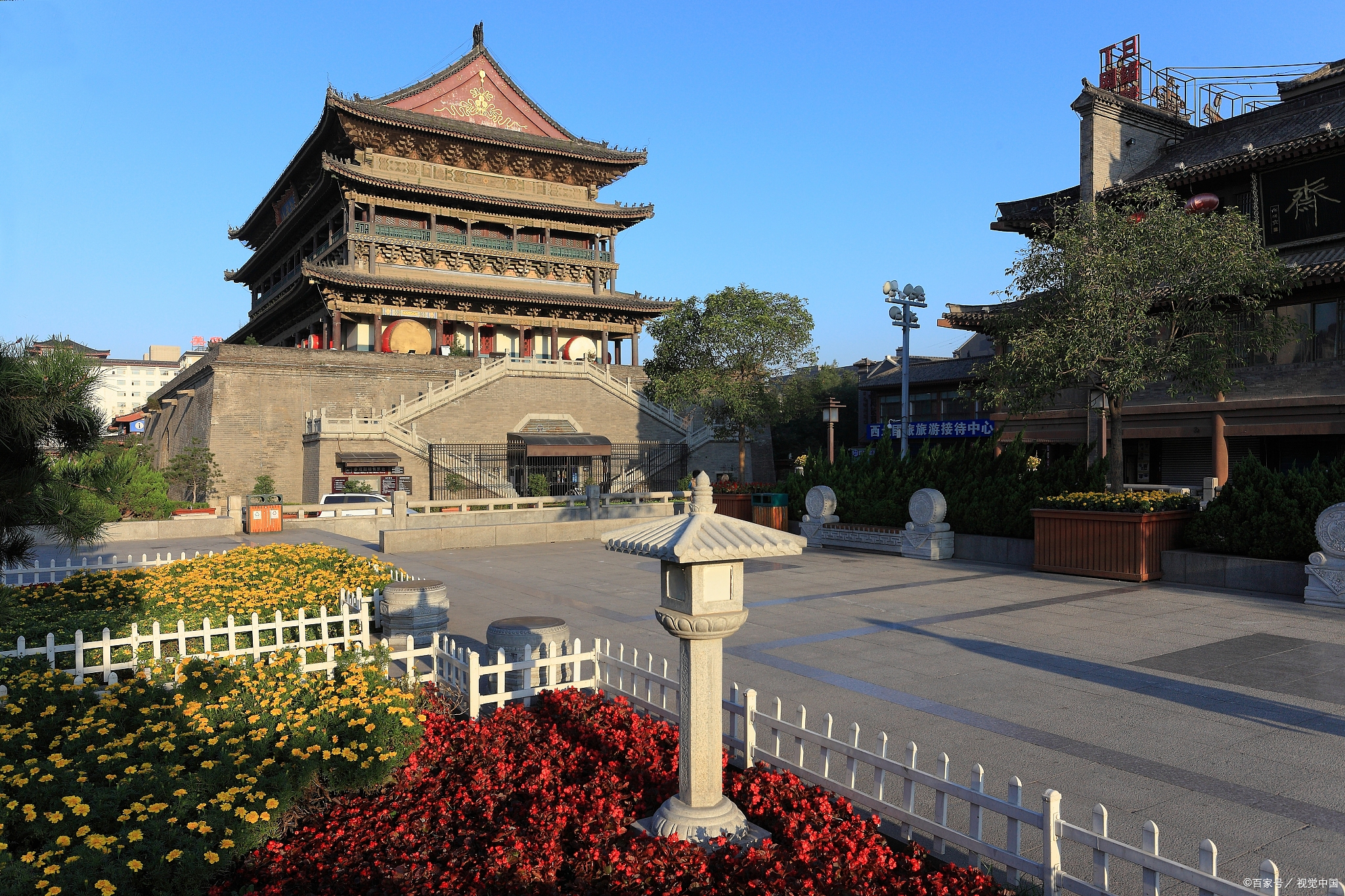 漫步在西安市中心街道上,当你抬头仰望着高耸入云,气势恢弘万分的