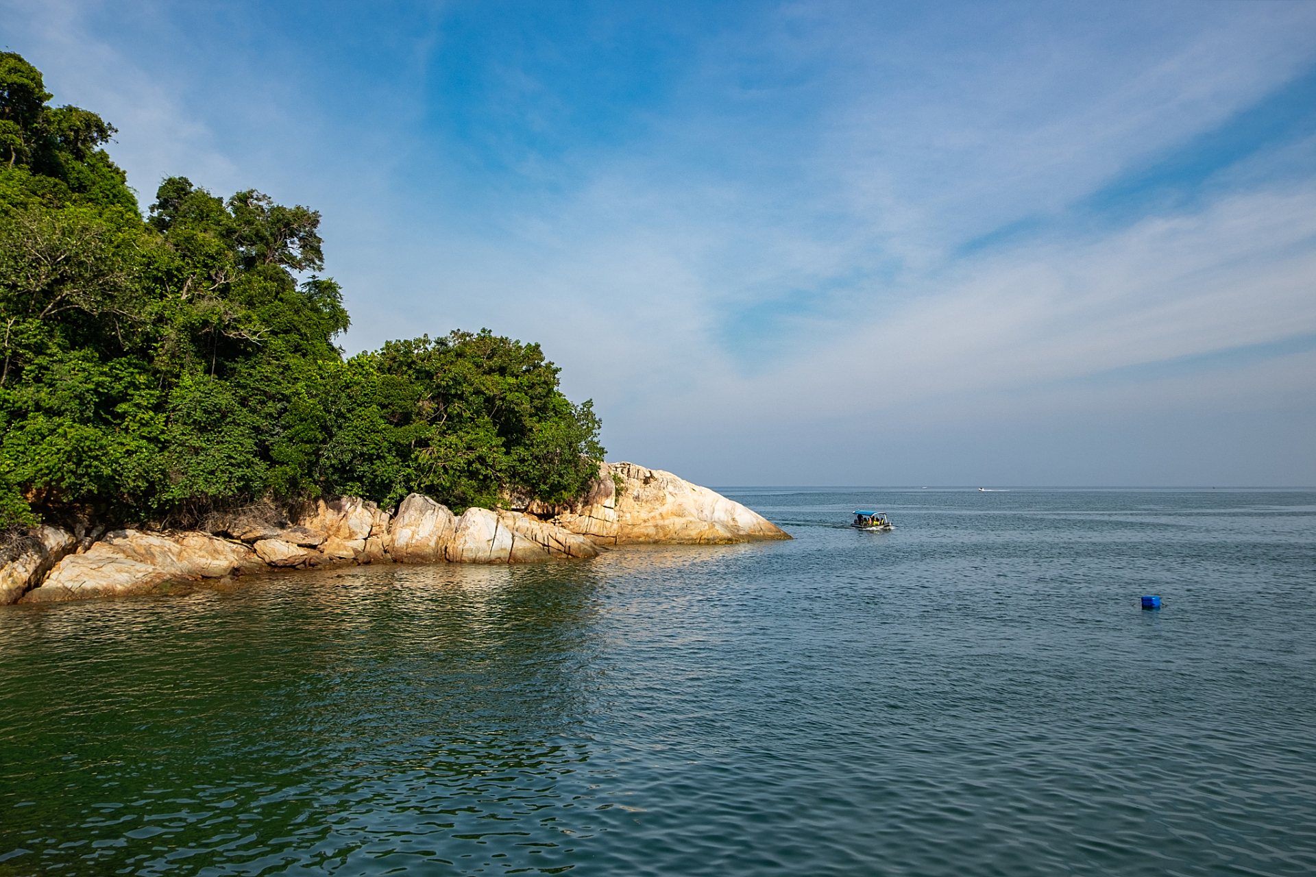 晚上,一定要在沙滩上观赏夕阳西下,这是淇澳岛最美的时刻.