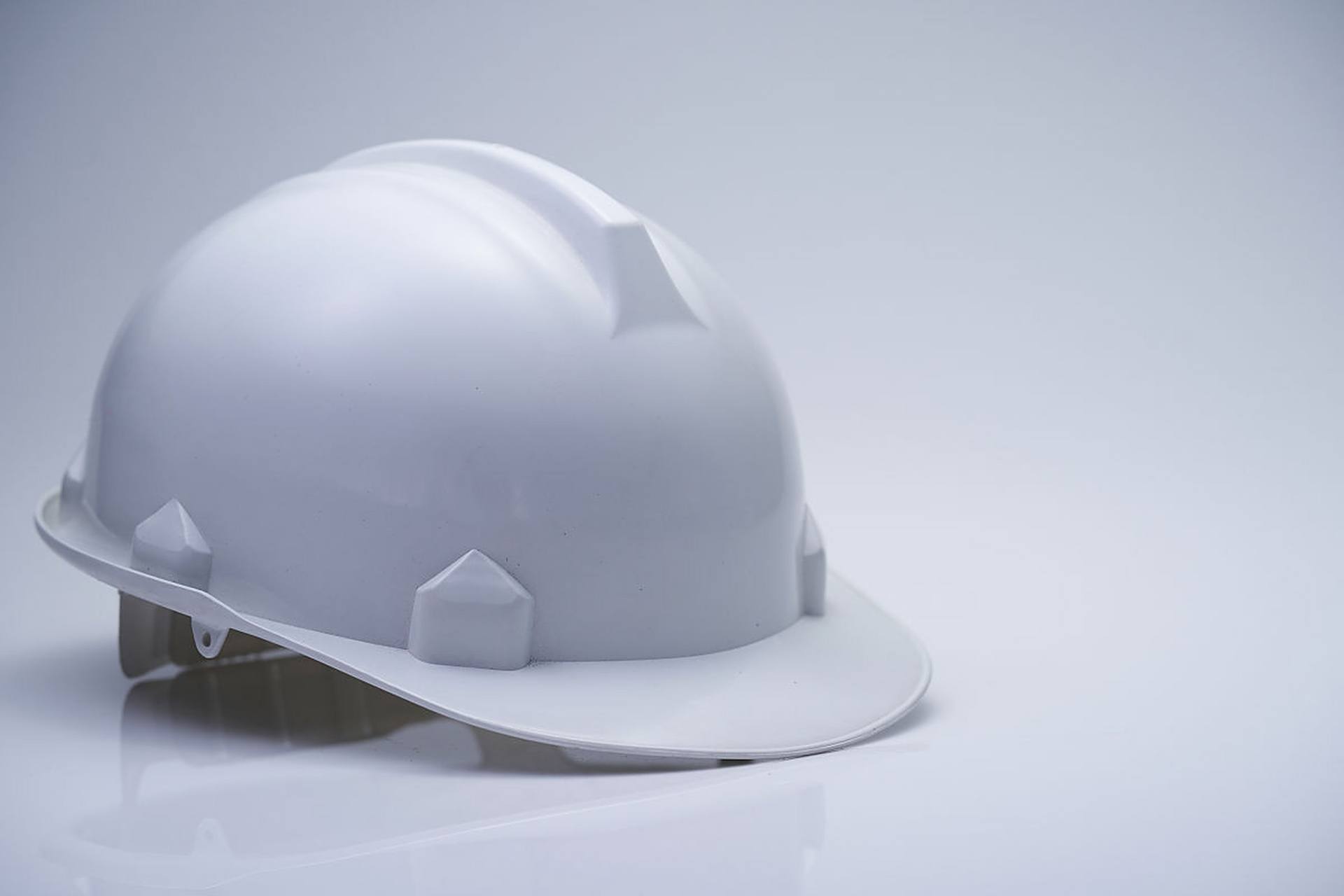 白帽子在工地通常被视为中流砥柱,负责协调和管理工作,确保工程的顺利