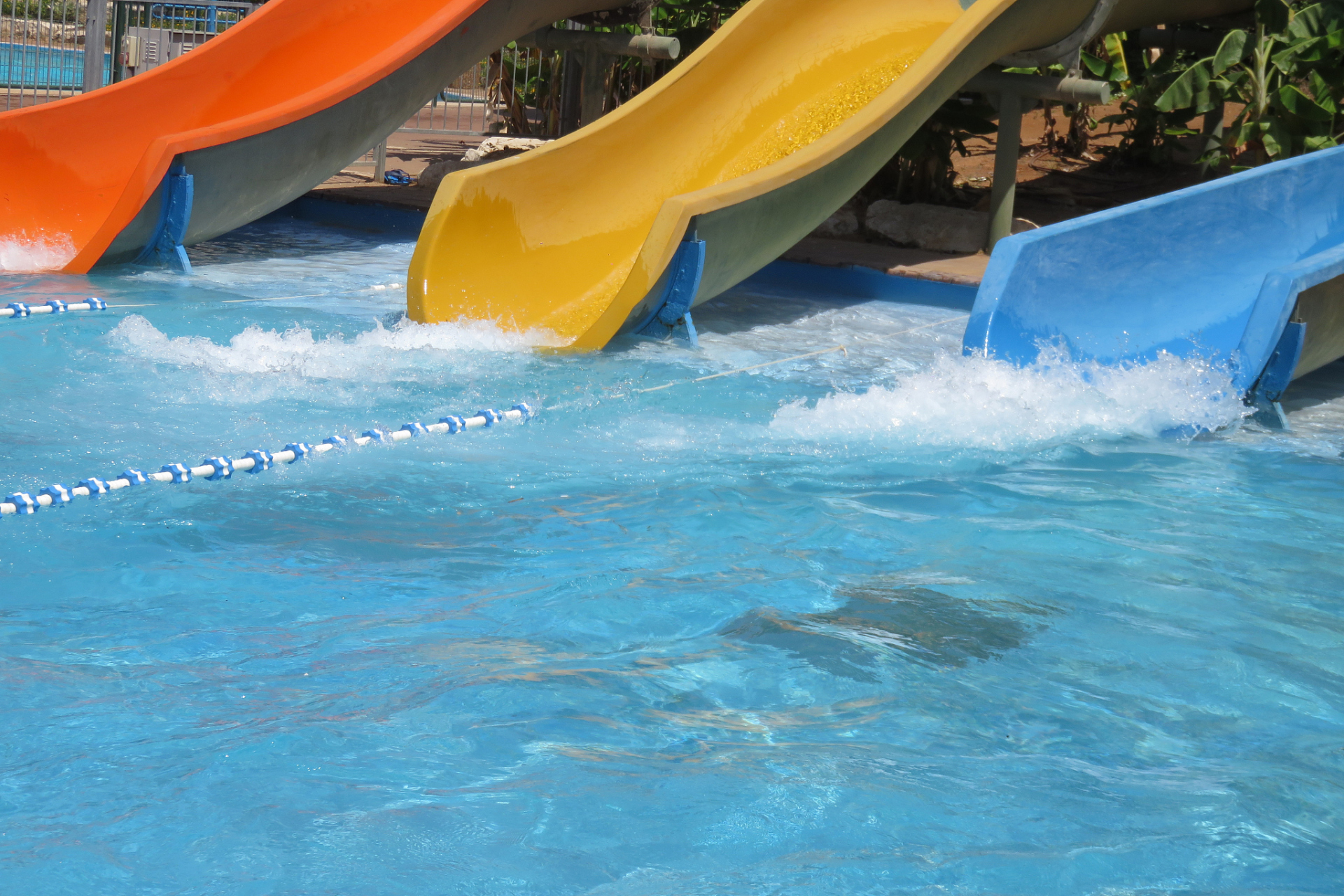 位于浙江省杭州市桐庐县新合乡新民村高枧的龙吟谷水上乐园,是一座