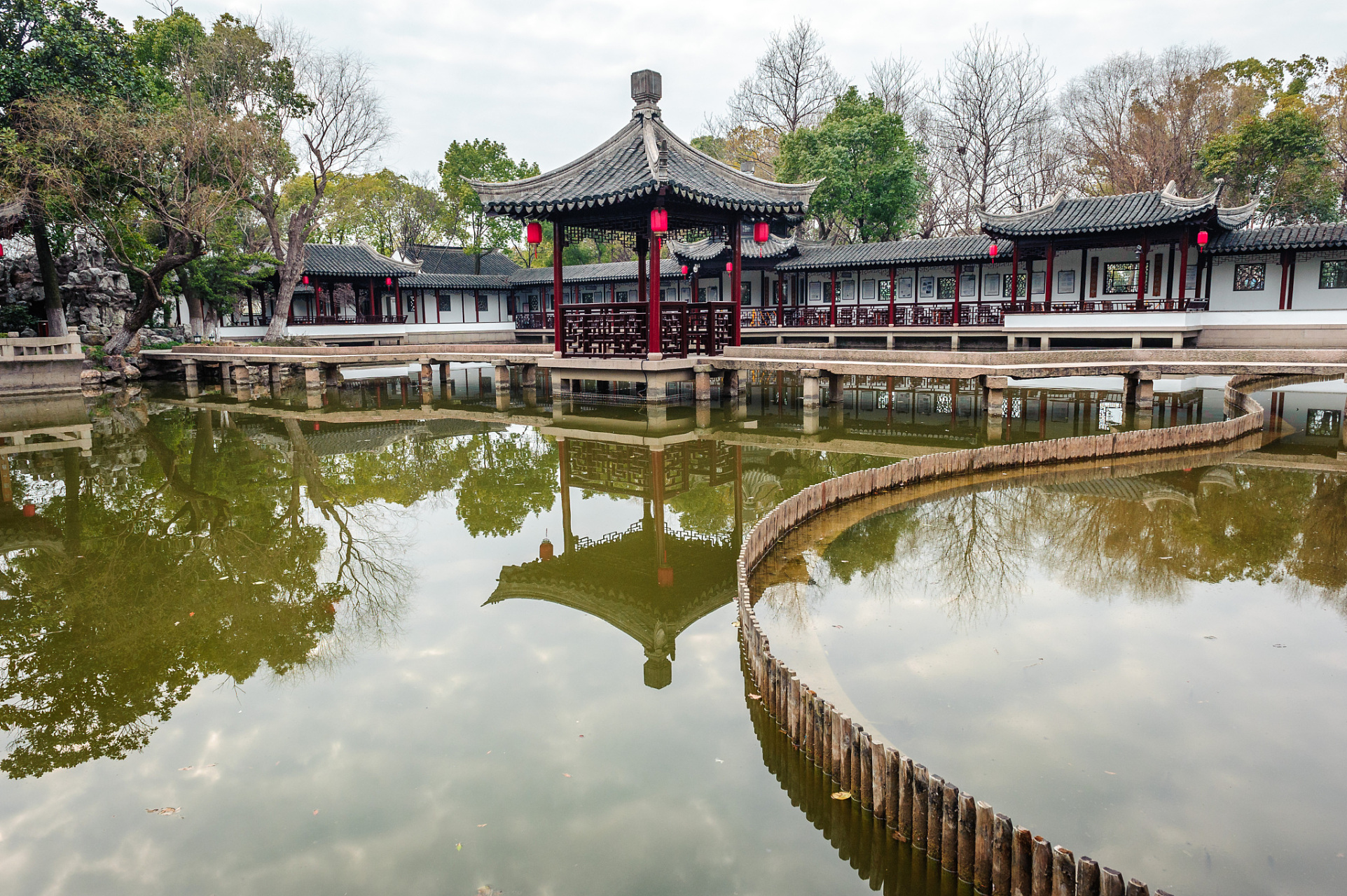 "这一段话说明了榭是一种借助于周围景色而见长的园林游憩建筑.