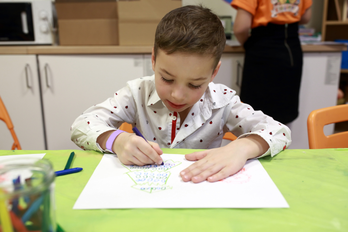 小学生学画画图片 小学生学画画图片大全