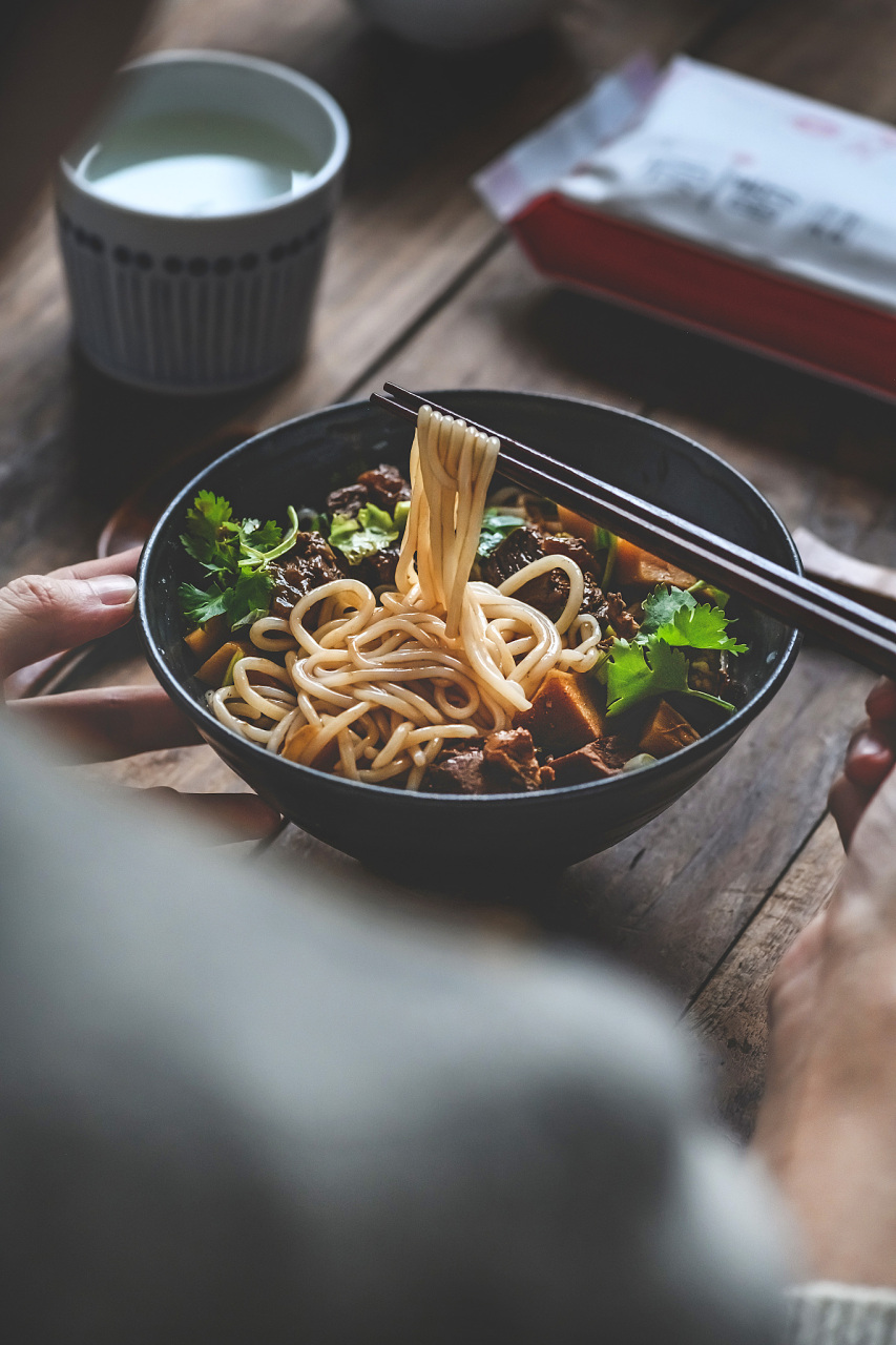 近日,在山西臨汾的一家飯店裡,顧客被拍到用醋清洗碗具.