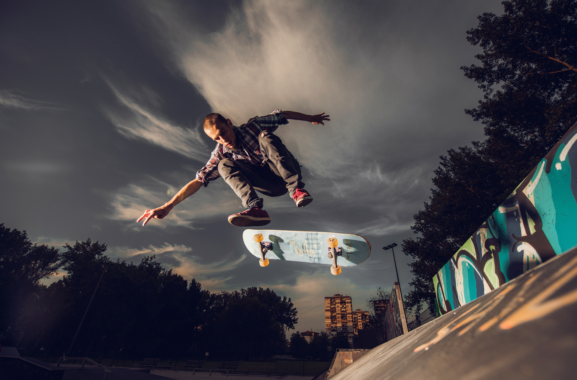 约上三五好友,一起去公园跑酷,感受极限运动的魅力.