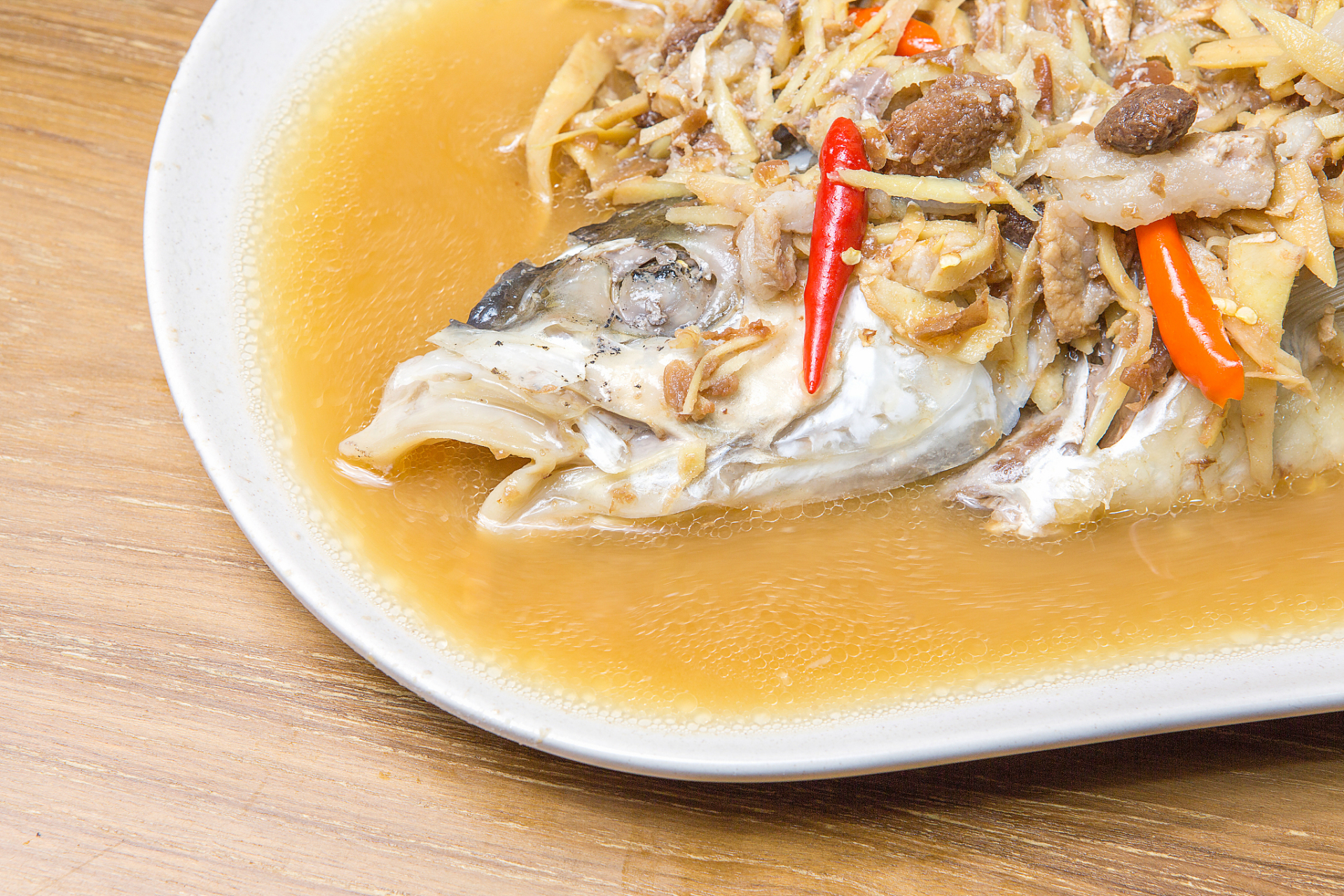 在江西省九江市,有一道令人垂涎欲滴的美食——鄱湖胖鱼头.