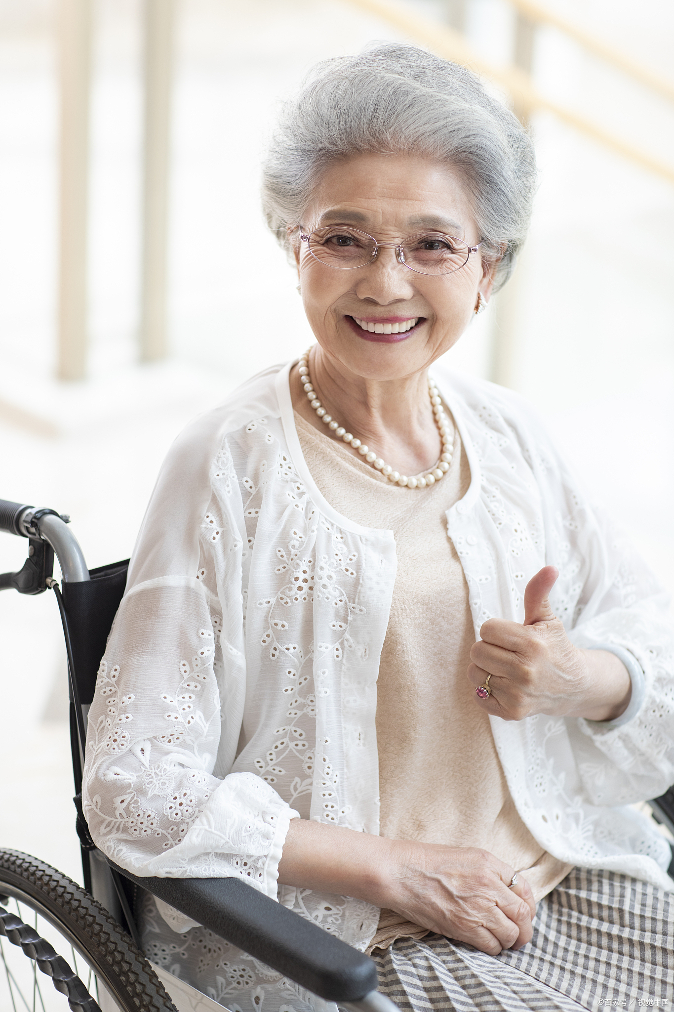 不做四事不久坐不动:长时间坐着会增加血栓风险,中老年人更需注意