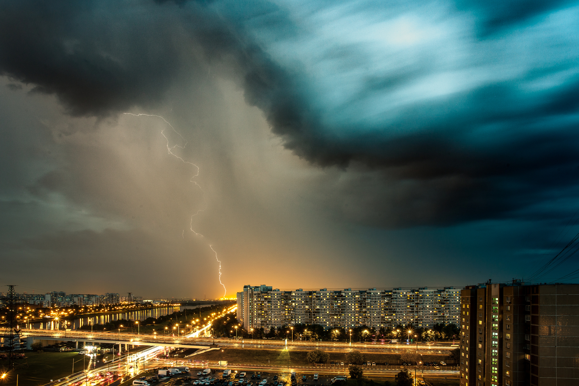 近日,我国多地遭遇罕见的10级以上雷暴大风,给当地居
