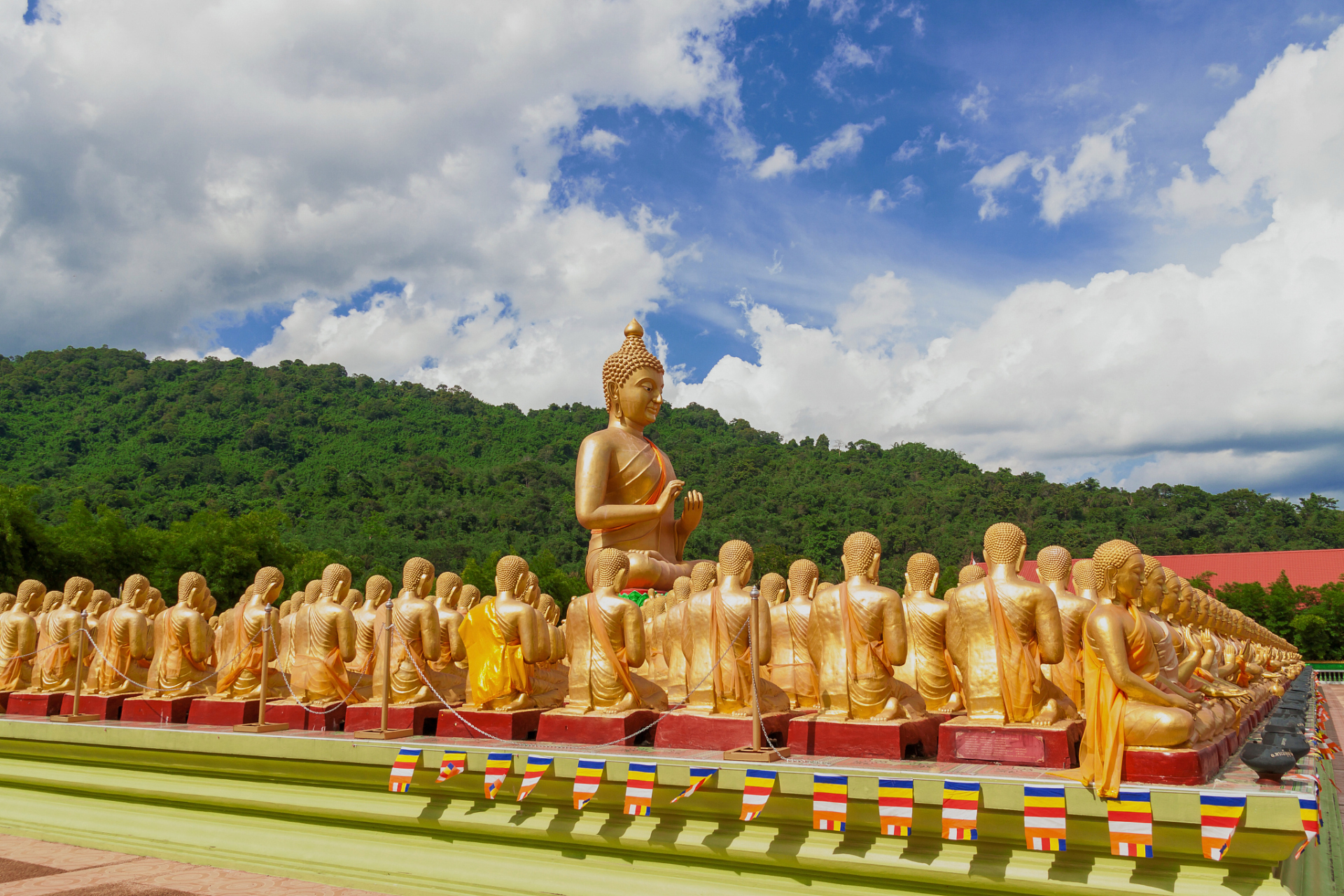 勐泐大佛寺,位于云南省西双版纳傣族自治州州府景洪市城郊,按照国家