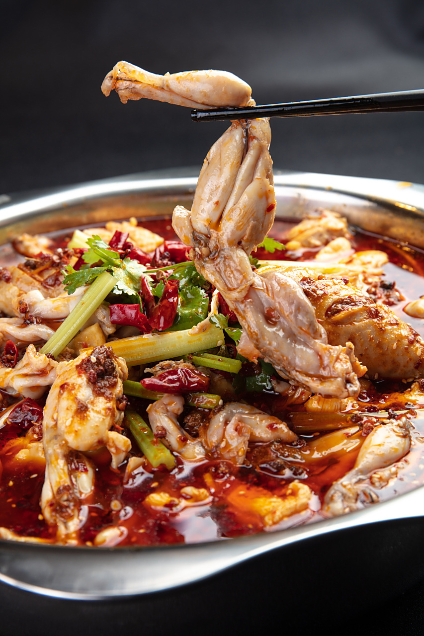 2023我的年度美食# 美蛙鱼头是一种独特的川菜,以其麻辣鲜香而闻名.