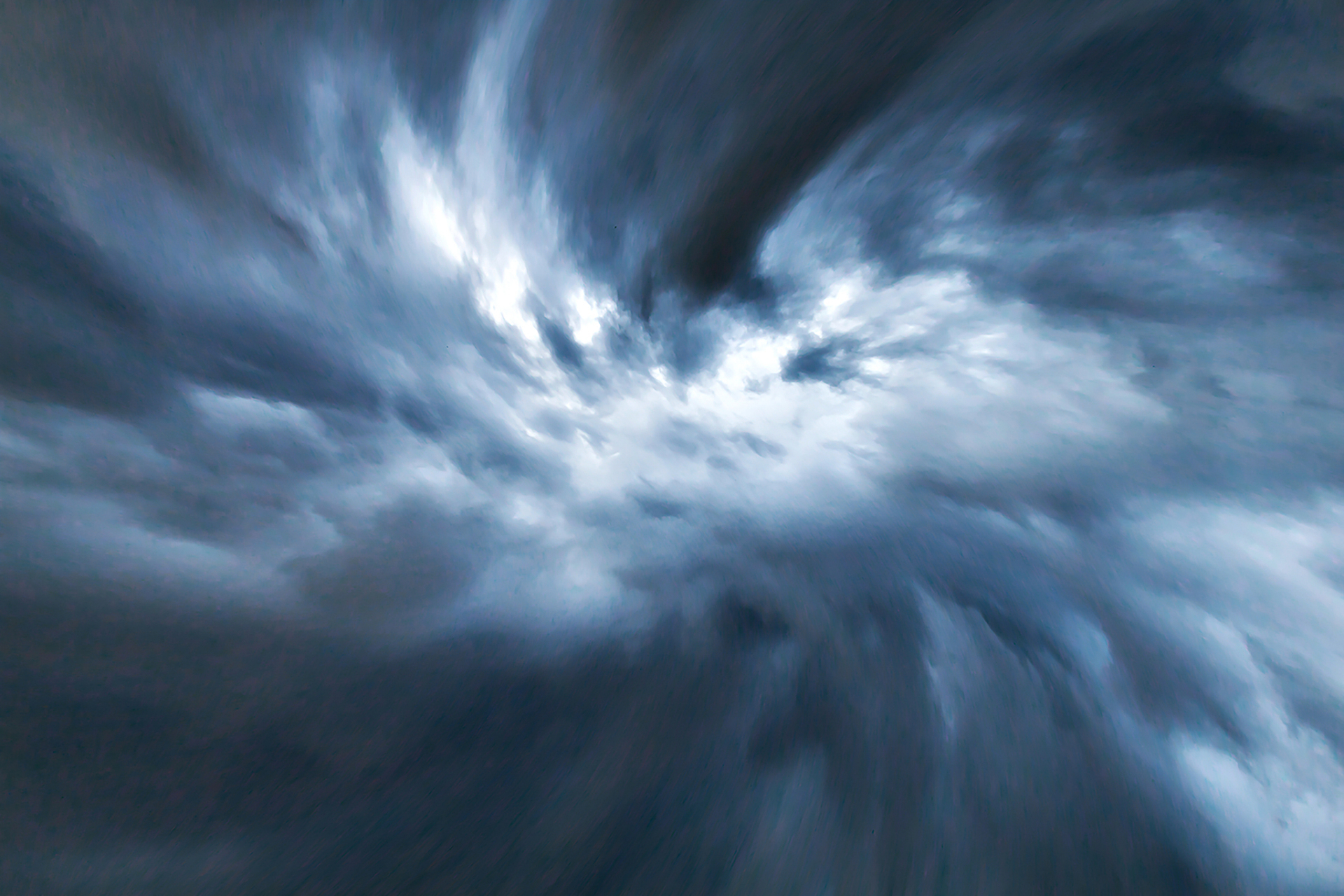 漩涡云是一种大型的气象现象,形状像一个巨大的漩涡,通常出现在萨带