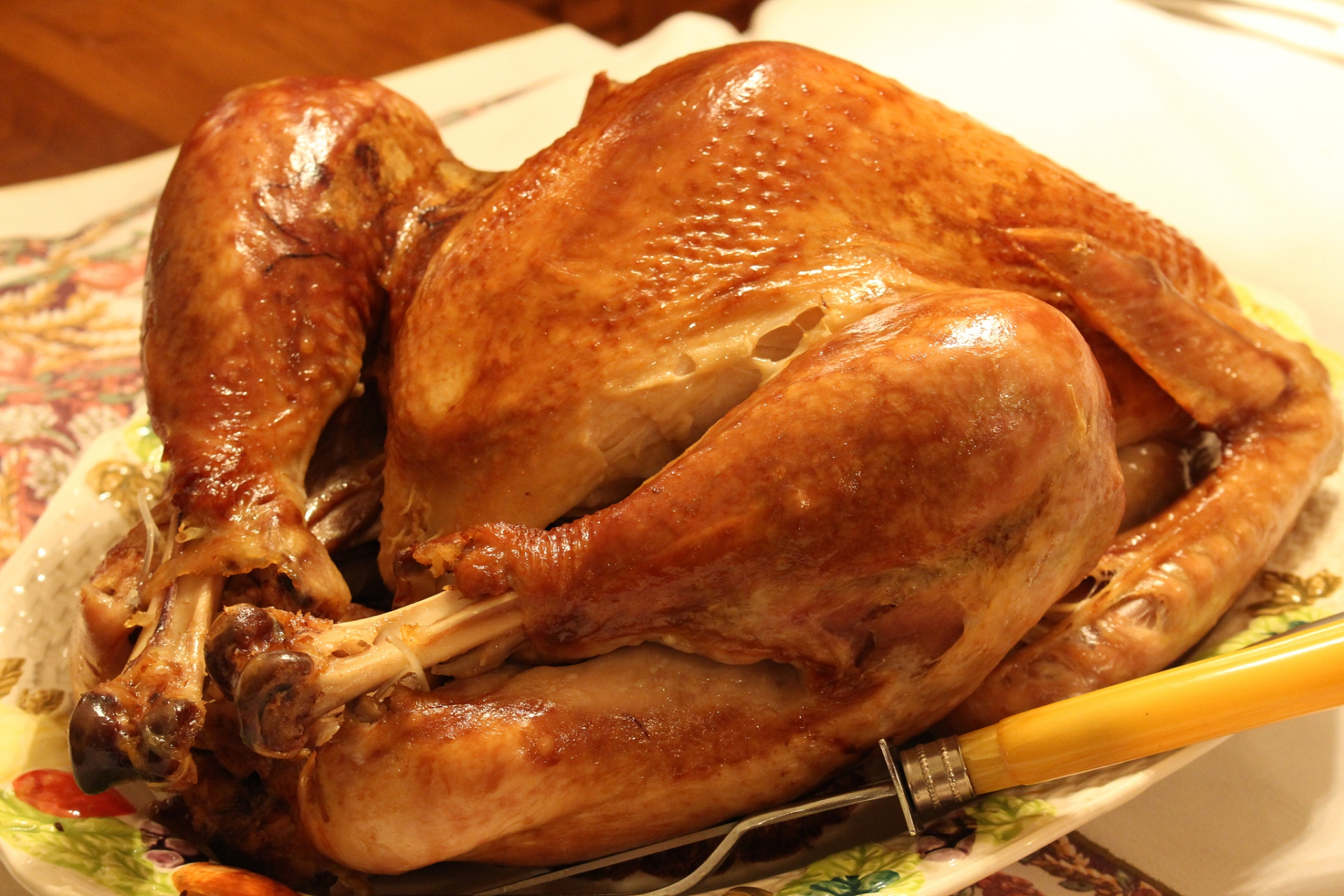 大家好,欢迎来到农村美食课堂,今天给大家分享一个家庭版的蜜汁烧鸡