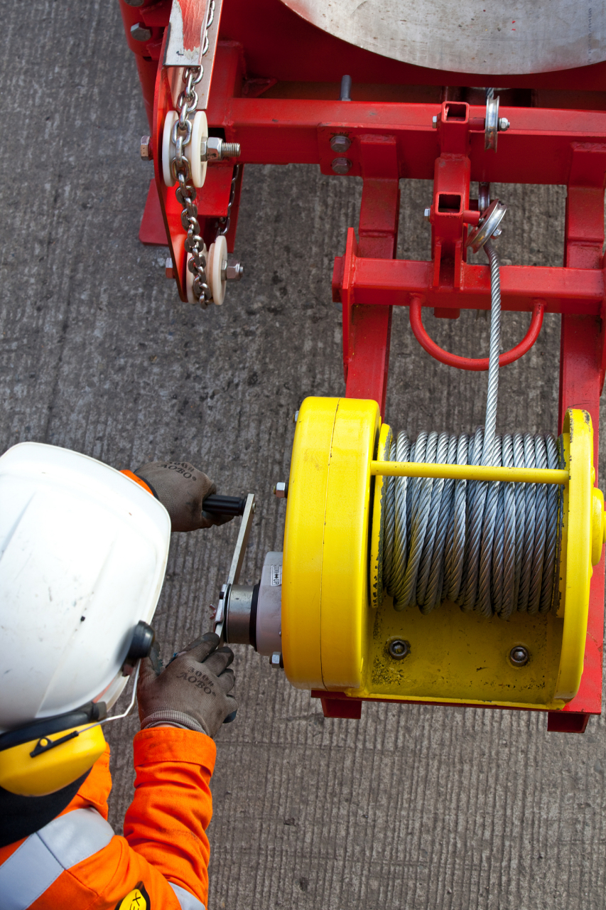 吊具种类包括钢丝绳,滑轮,卷扬机和平衡梁.