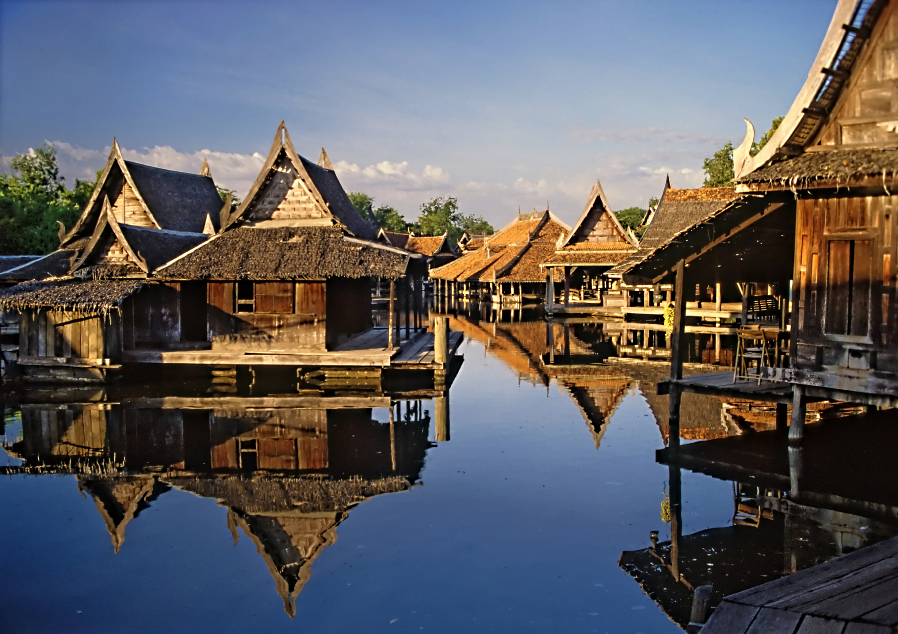 芒市的傣族古镇是中国西南地区最具魅力的古老小镇之一.