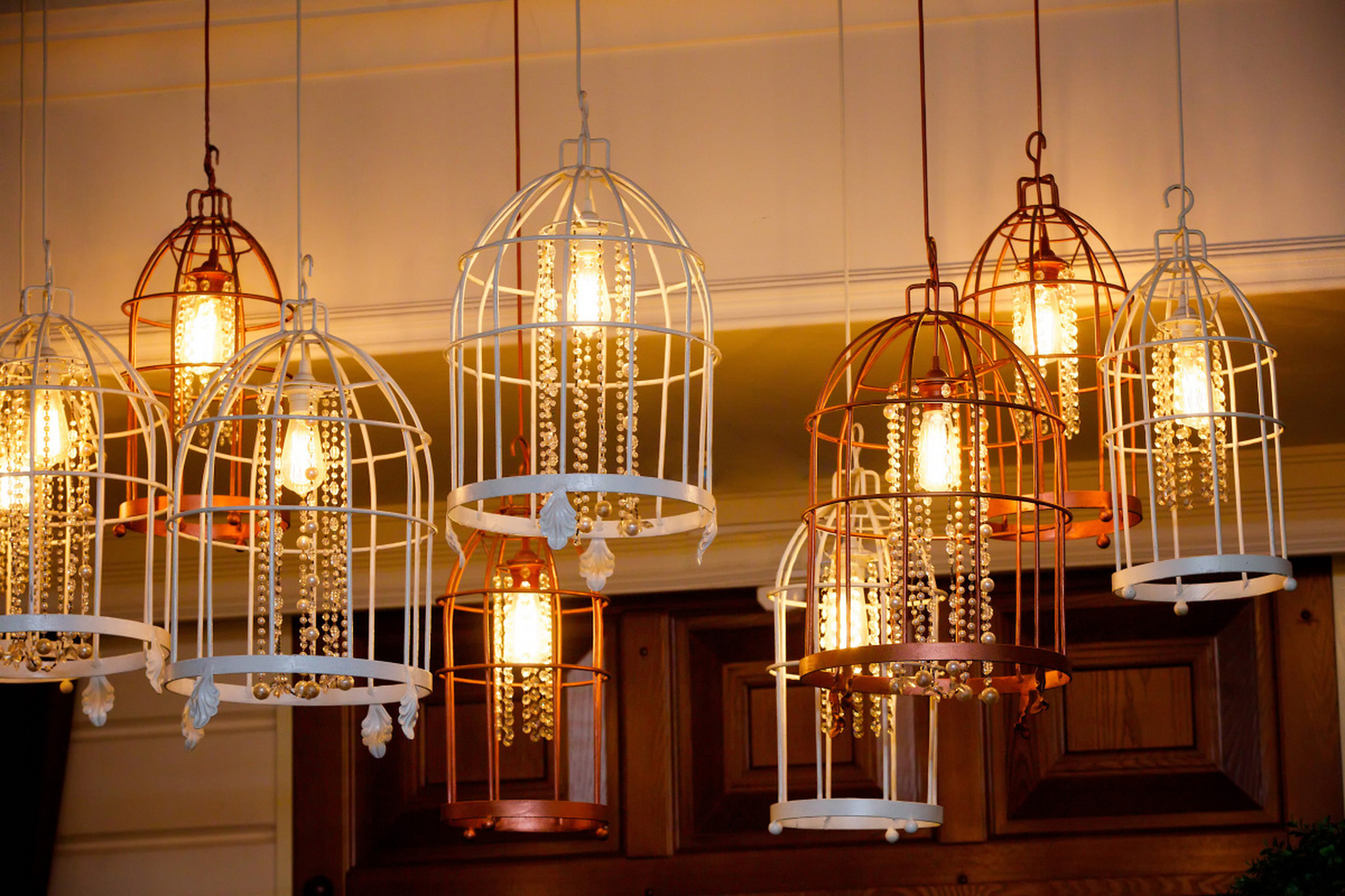 在市场上,有许多专业的灯饰品牌和店铺,它们提供各种款式的艺术灯饰