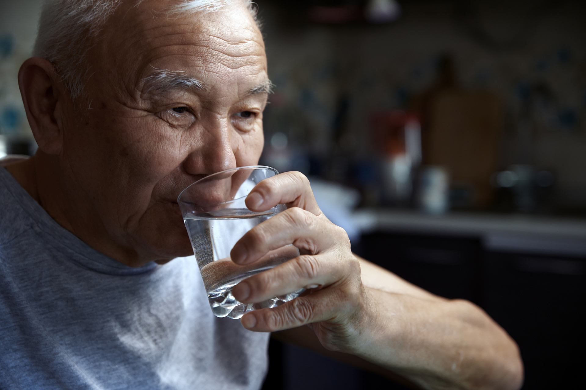 手拿白酒杯图片图片