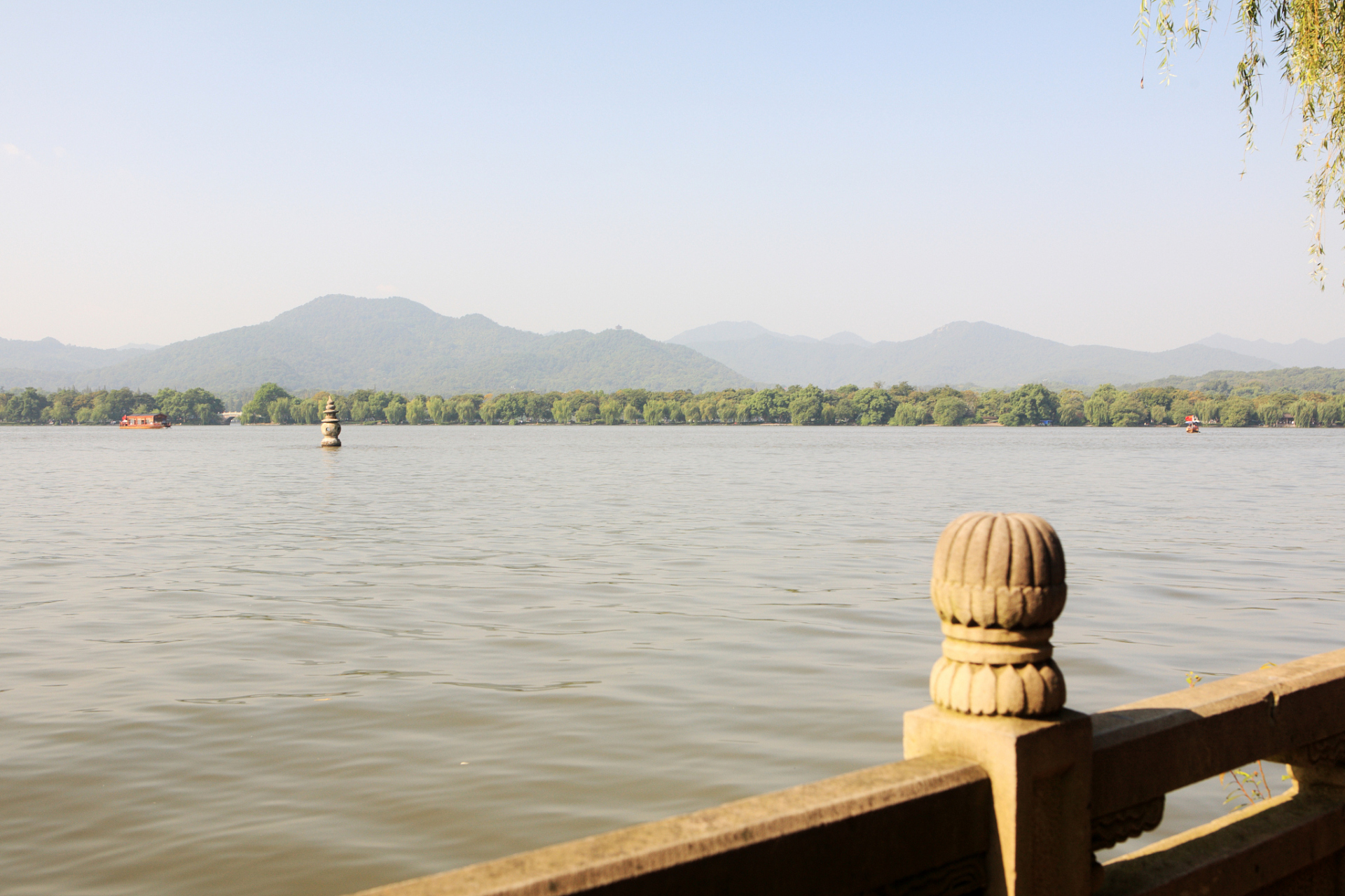 西湖位于杭州市中心,以湖光山色和名胜古迹闻名,是中国著名旅游胜地.