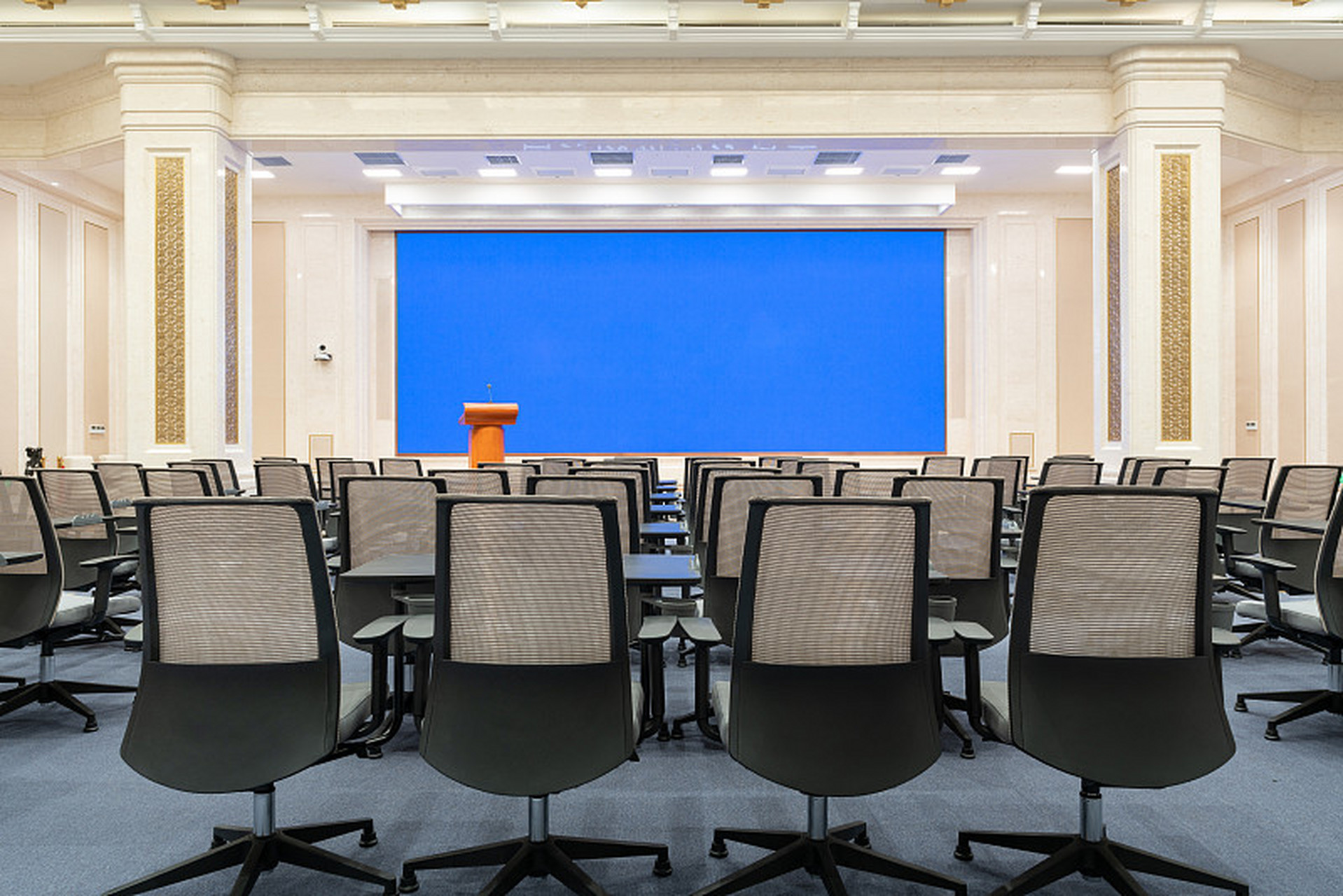 设计大型视频会议室的灯光需考虑布局,摄像头位置,人员分布和会议目的