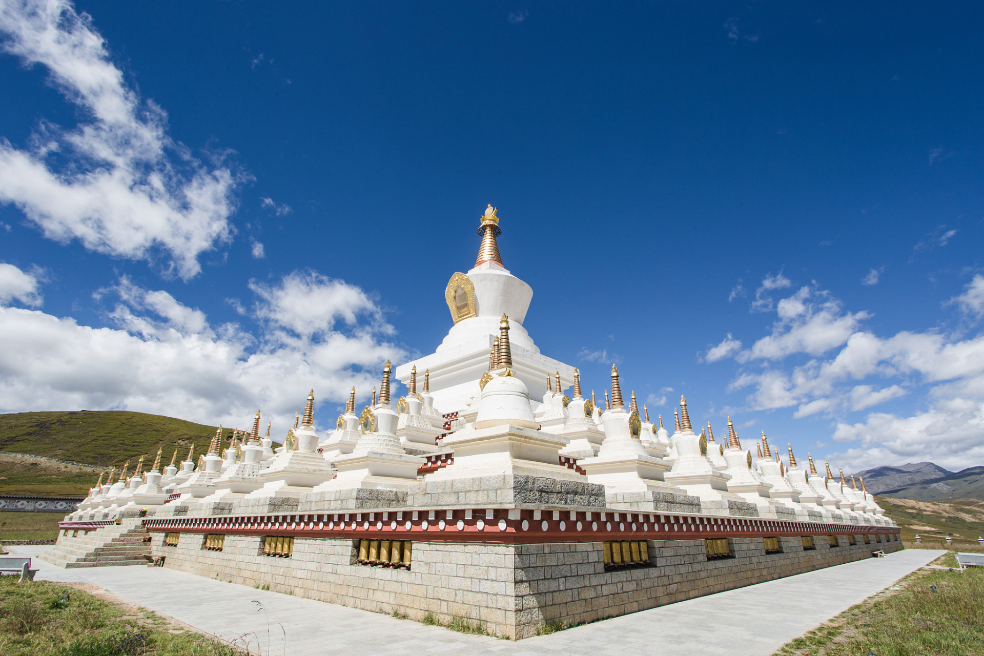 四川道孚白塔位于四川省甘孜藏族自治州道孚县城南的高地上,是一座古