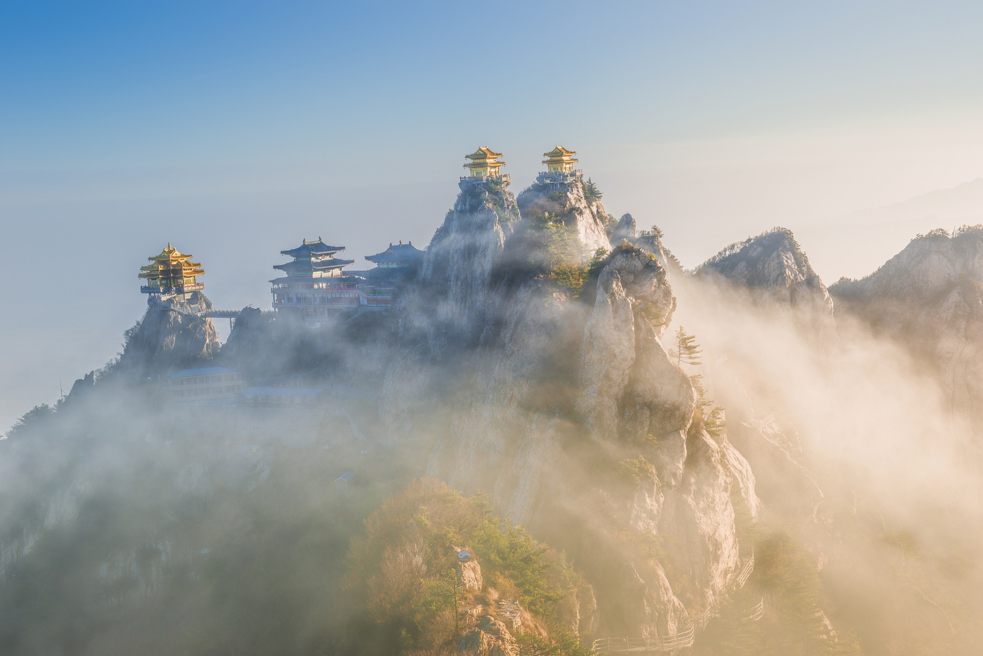 老君山是道教的发源地之一,有着许多古老的道观和庙宇,是中国道教文化