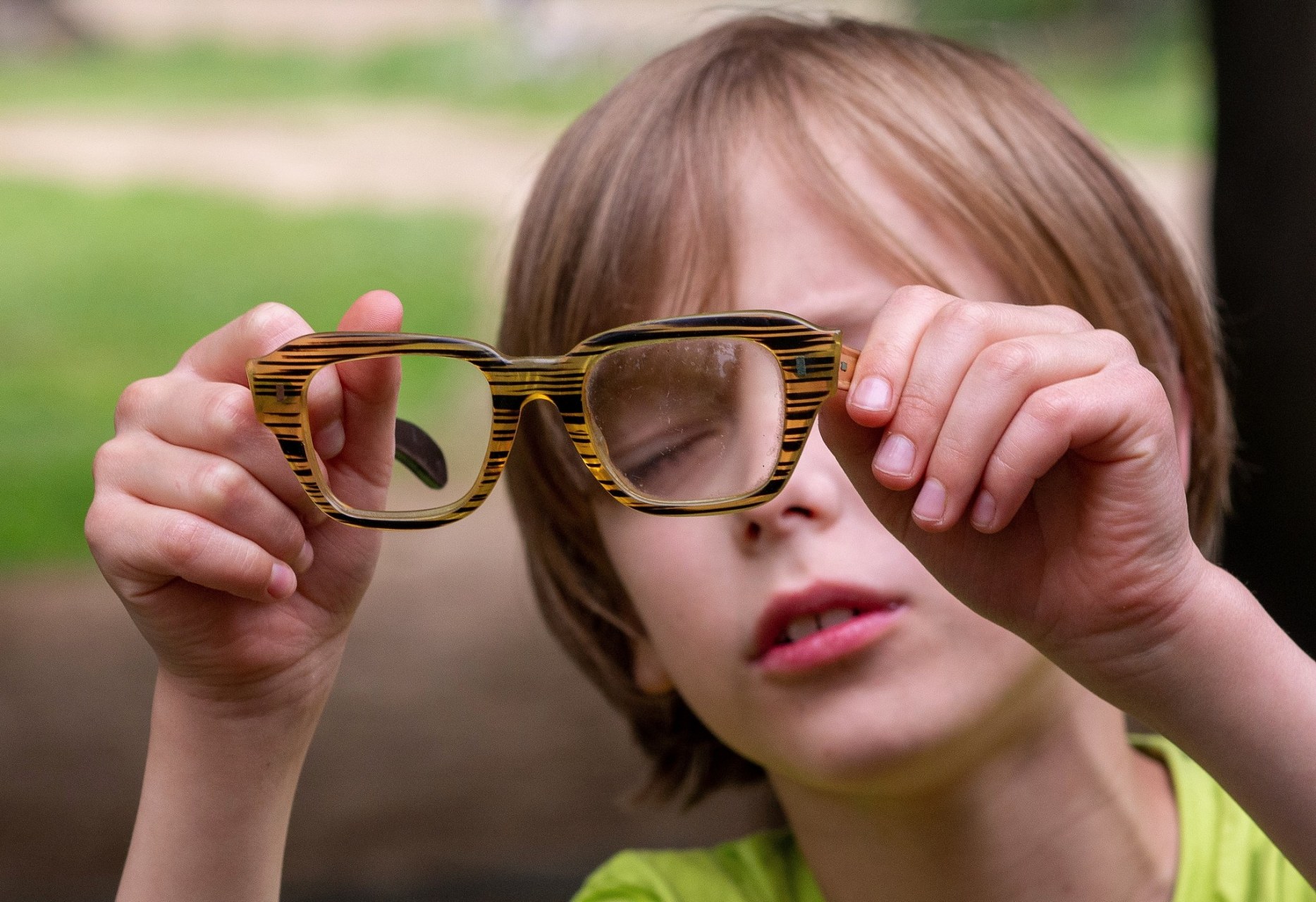 96977岁孩子眼睛近视,必须戴眼镜吗?