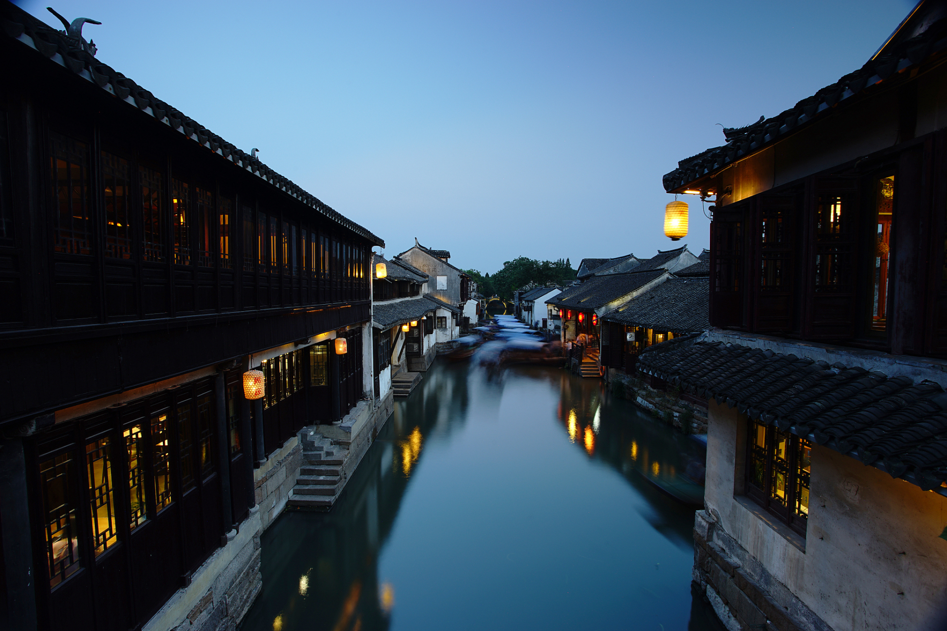 周庄古镇是国家5a级旅游景区,位于江苏昆山市周庄镇,距离上海,苏州