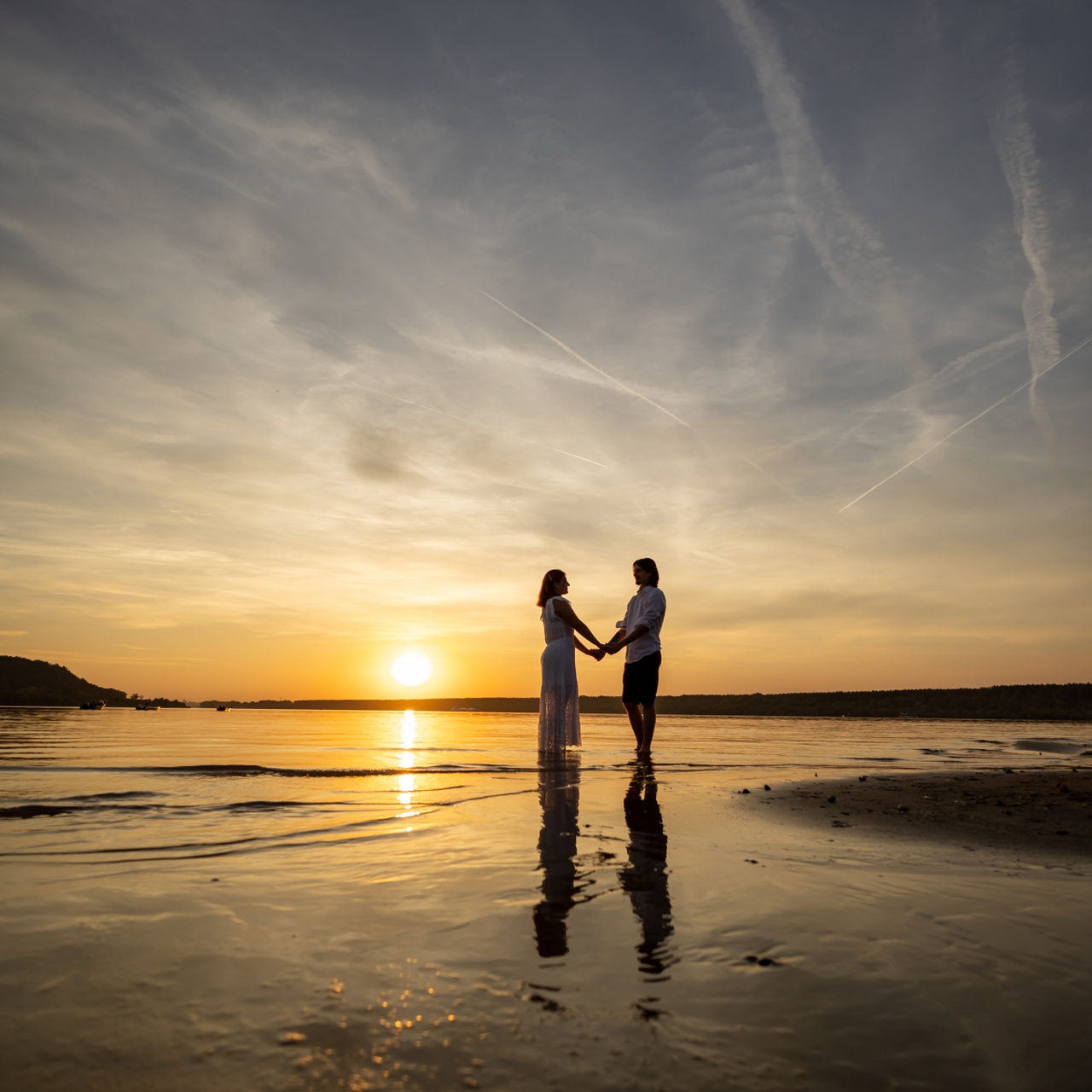 爱情如晨曦温柔洒满清晨,眼中星辰大海映照爱的模样.