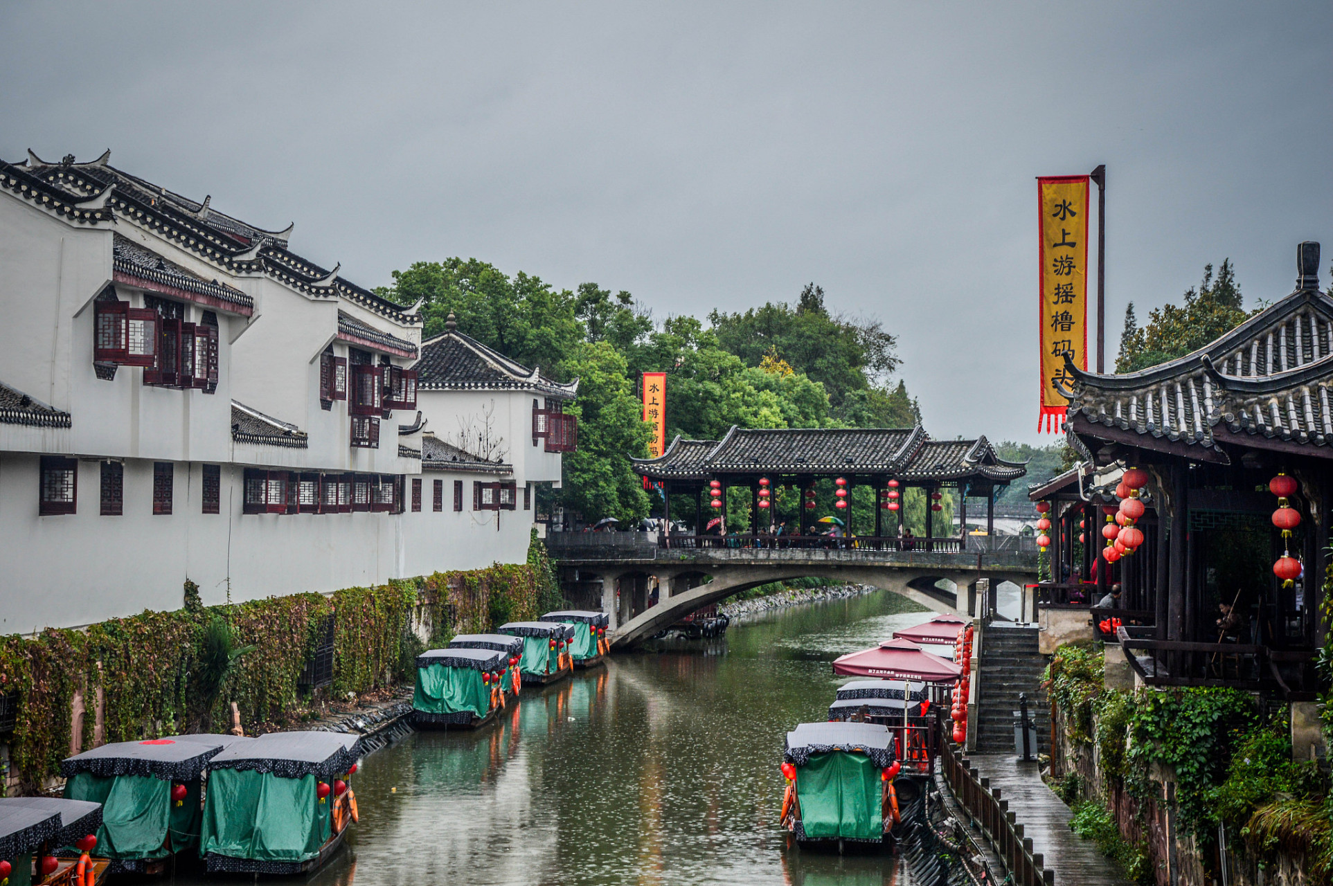 合肥旅游必去的2个地方和2种美食如下:  三河古镇:中国历史文化名镇