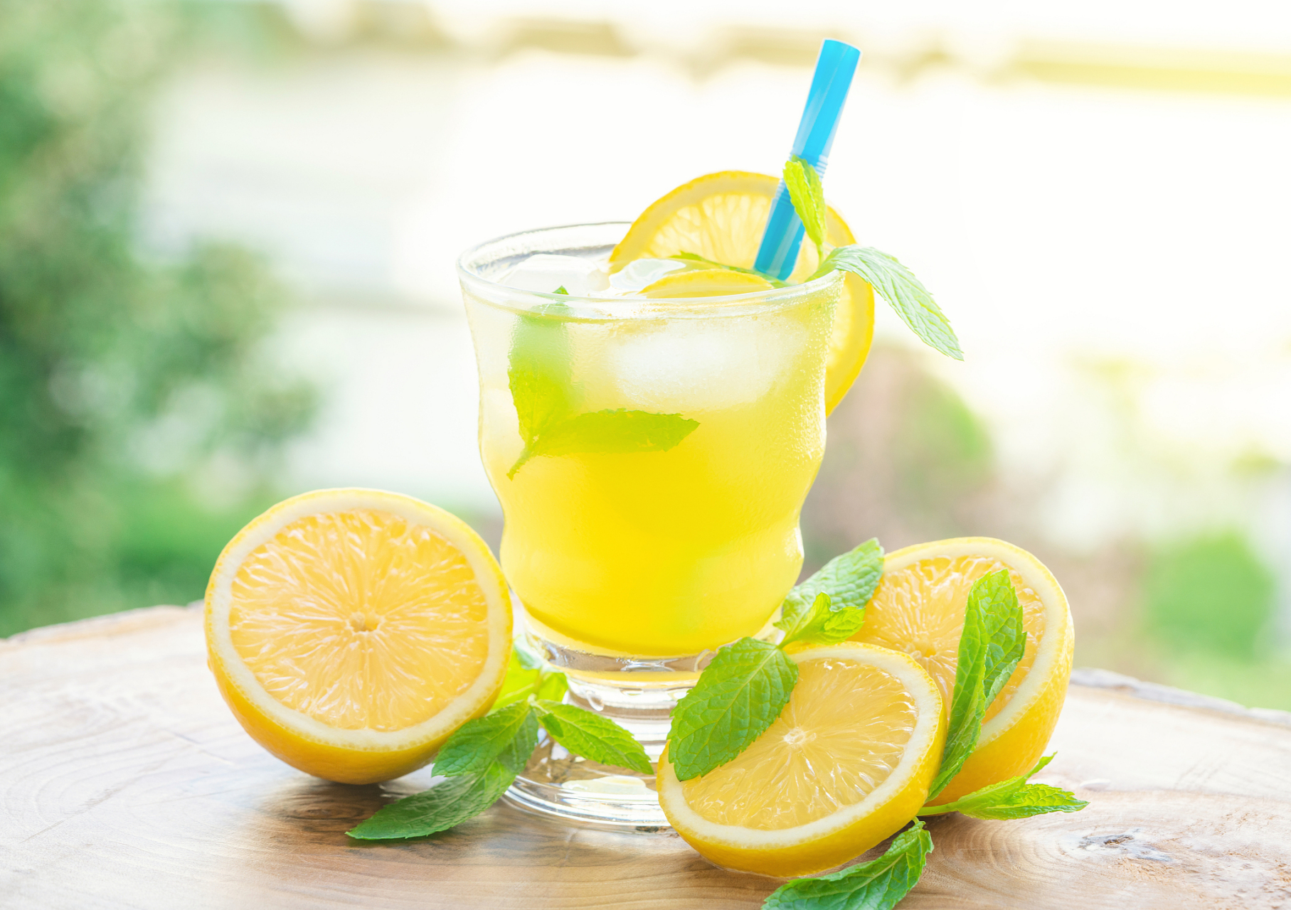 柠檬汁在烹饪中的妙用  煮卷心菜: 煮红色卷心菜时,加一匙柠檬汁,可使