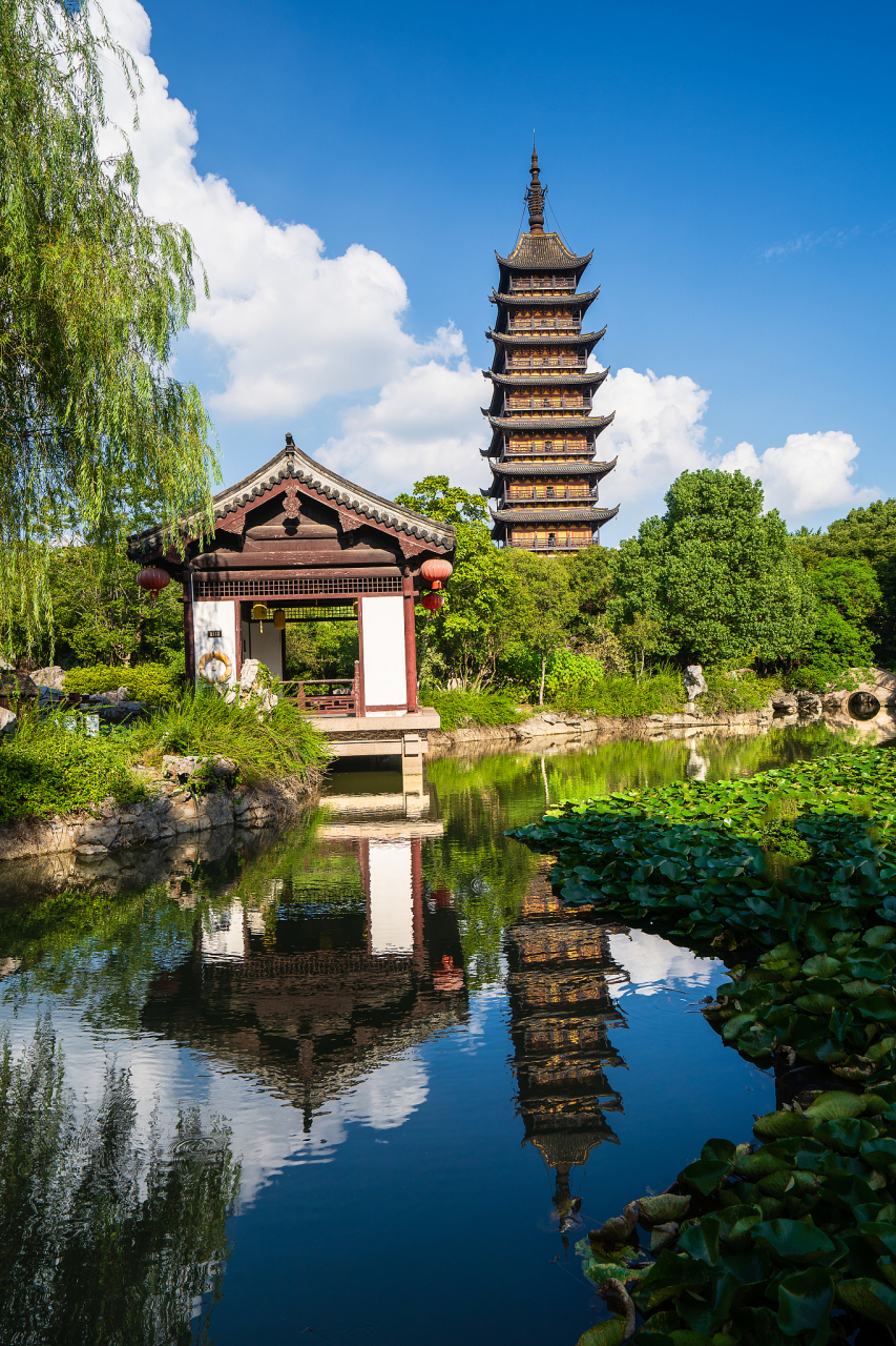 常熟方塔园,位于常熟古城东端,毗邻方塔街,占地近3万平方米,以古韵