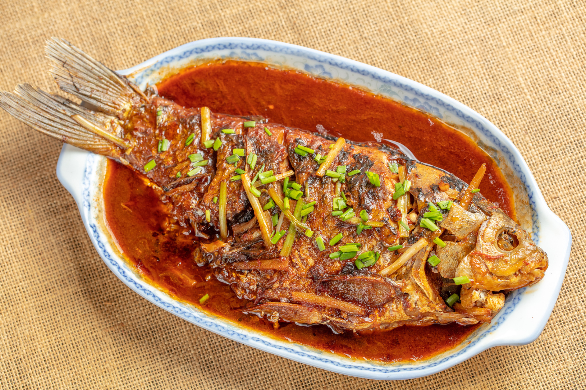 红烧鱼是一道中国传统菜肴,属于粤菜系.