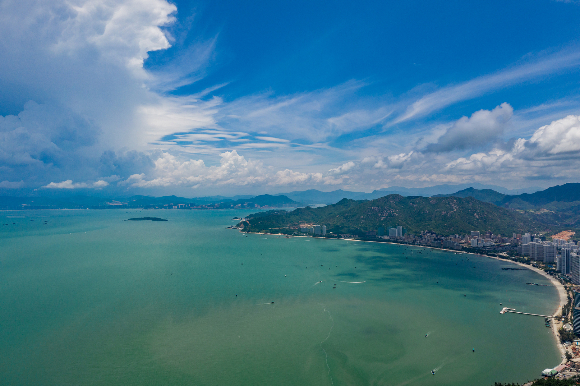 巽寮湾位于广东省惠州市惠东县,拥有11公里黄金海岸线,清澈的海水和