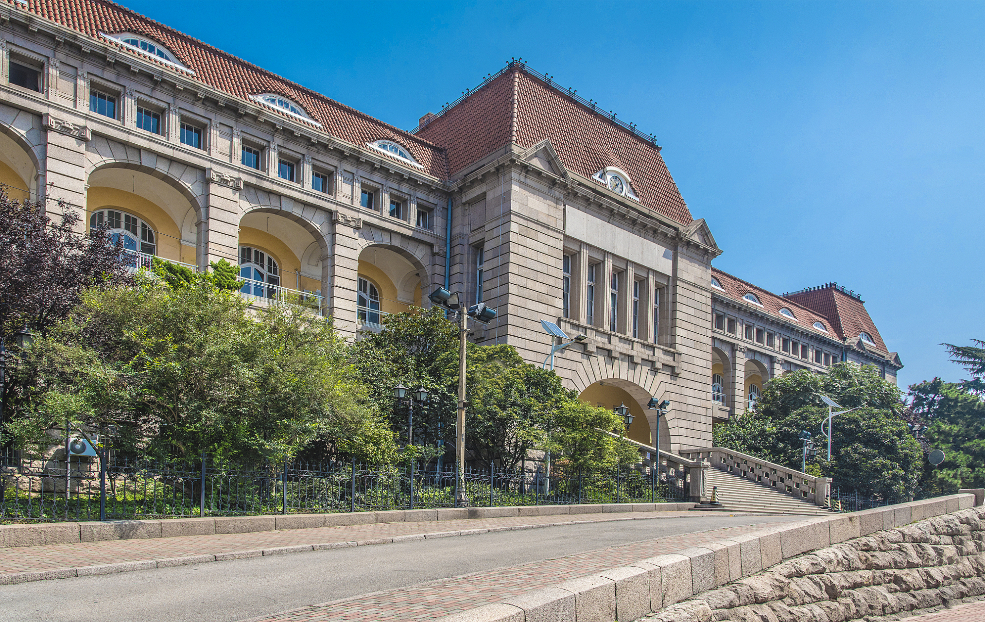 青岛德国总督楼旧址博物馆位于青岛市市南区,是一座具有重要历史,艺术