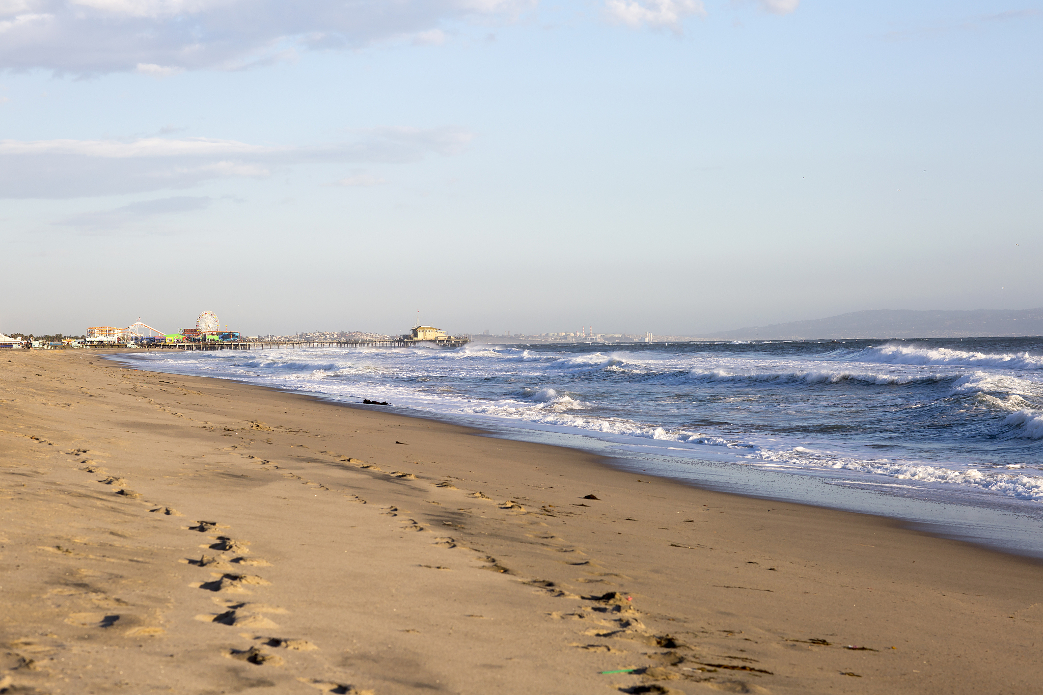每年夏季,无数游客涌向北戴河,寻找海滩的宁静与享受海边的乐趣.