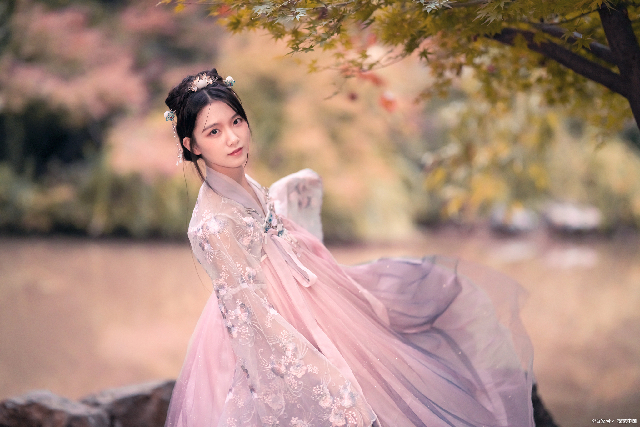 "人间四月芳菲尽,山寺桃花始盛开"农历四月刚刚过去,漫山的桃花已经