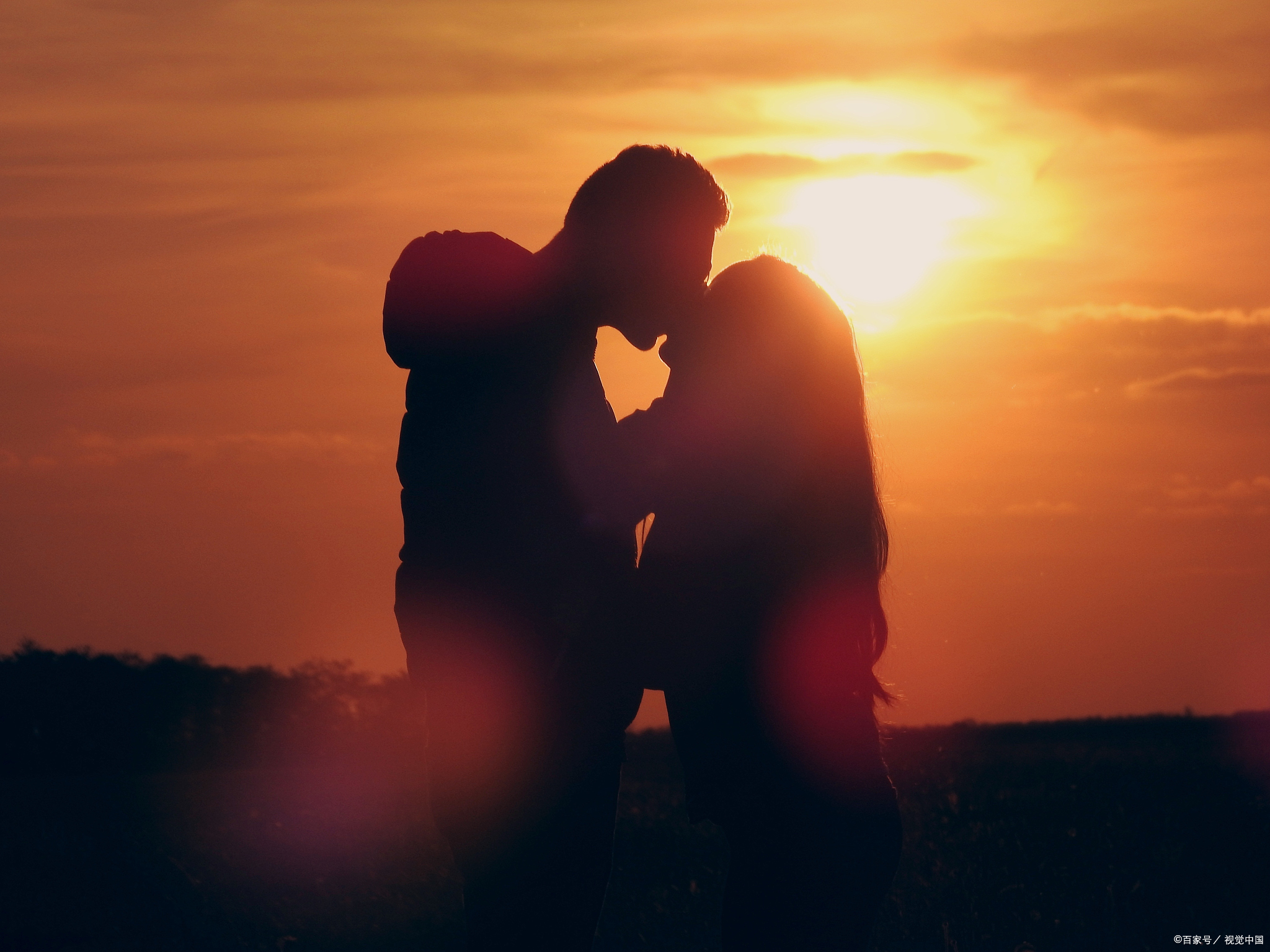 每对情侣都有各自的相处方式,只要两个人可以和谐融洽有爱的相处,无论