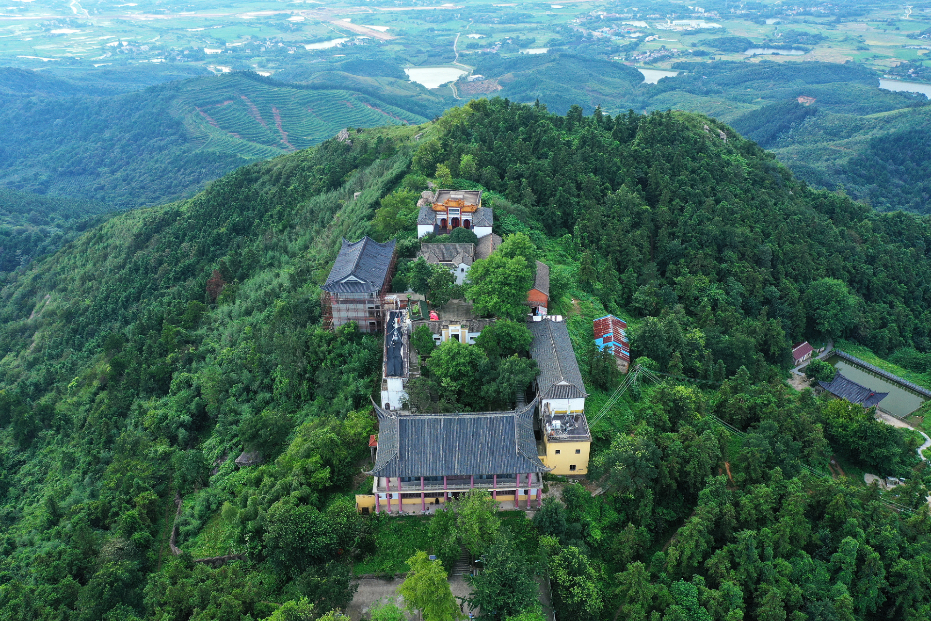 白居易等历代文人墨客在此留下270余首  云居山风景名胜区位于江西