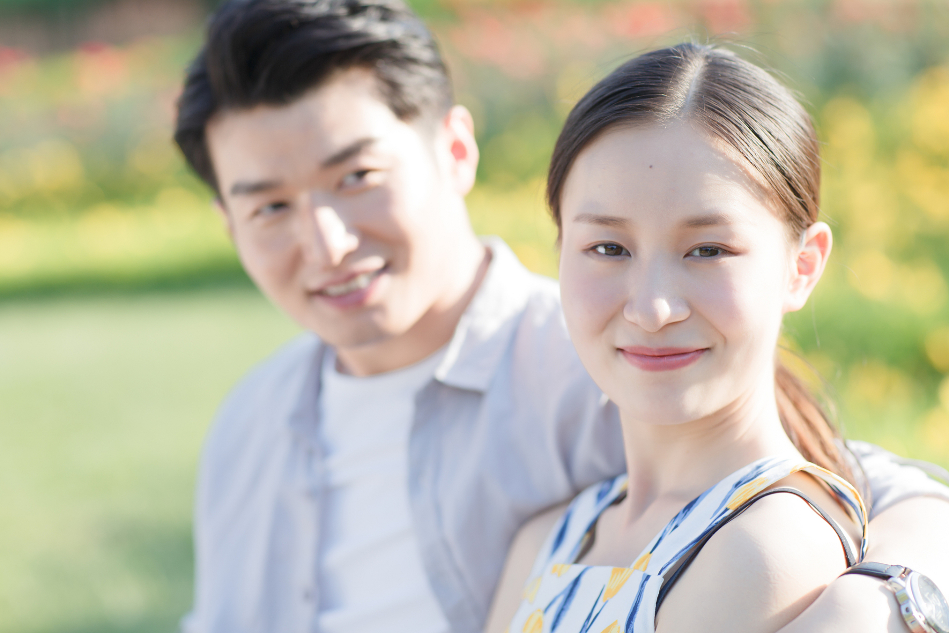 在社交场合展示微笑时,需要注意口型控制,眼神交流,避免假笑,牙齿清洁