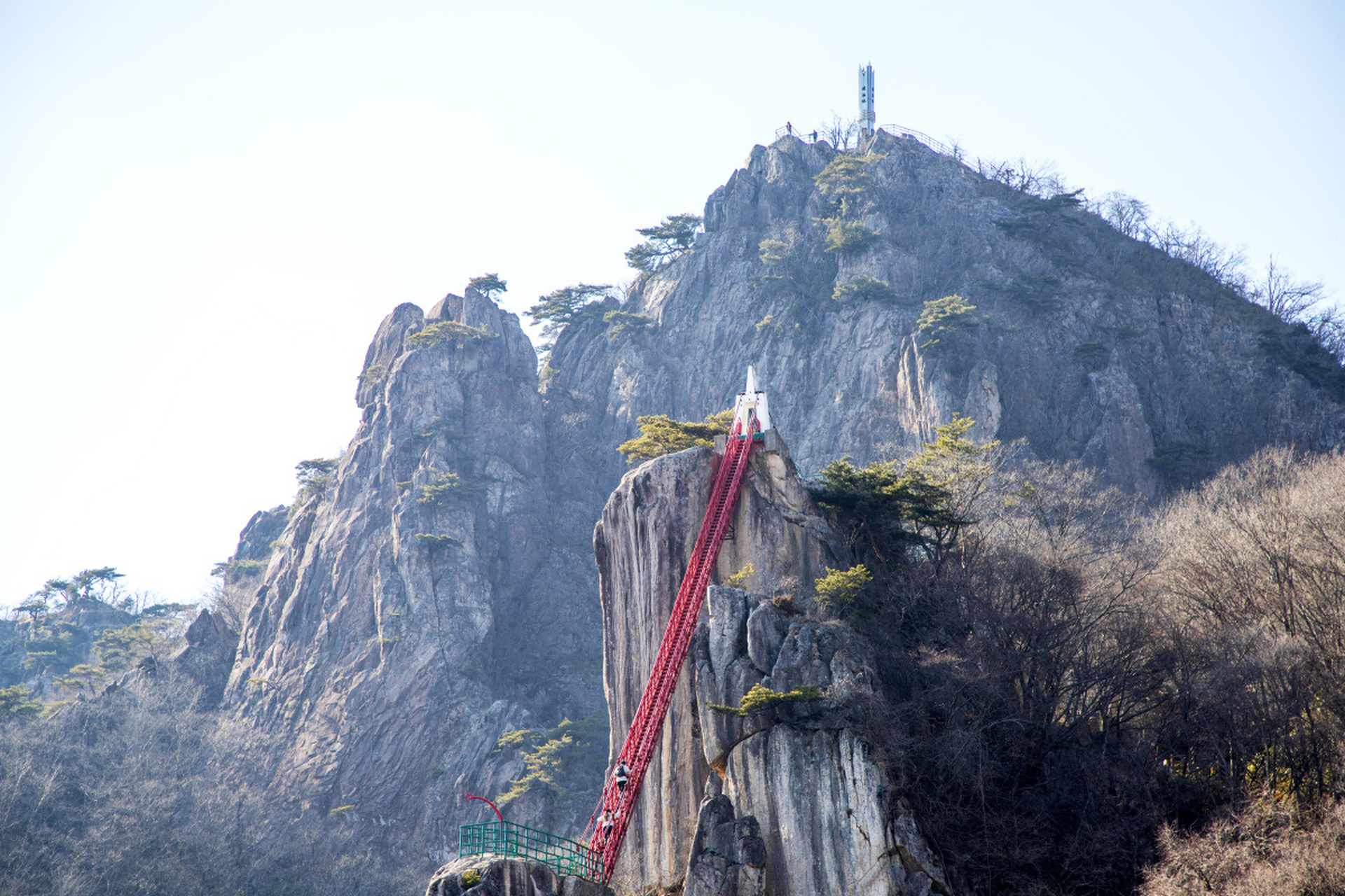 泰山是自然景观和人文历史的瑰宝,推荐景点包括泰山风景区,岱庙,十八
