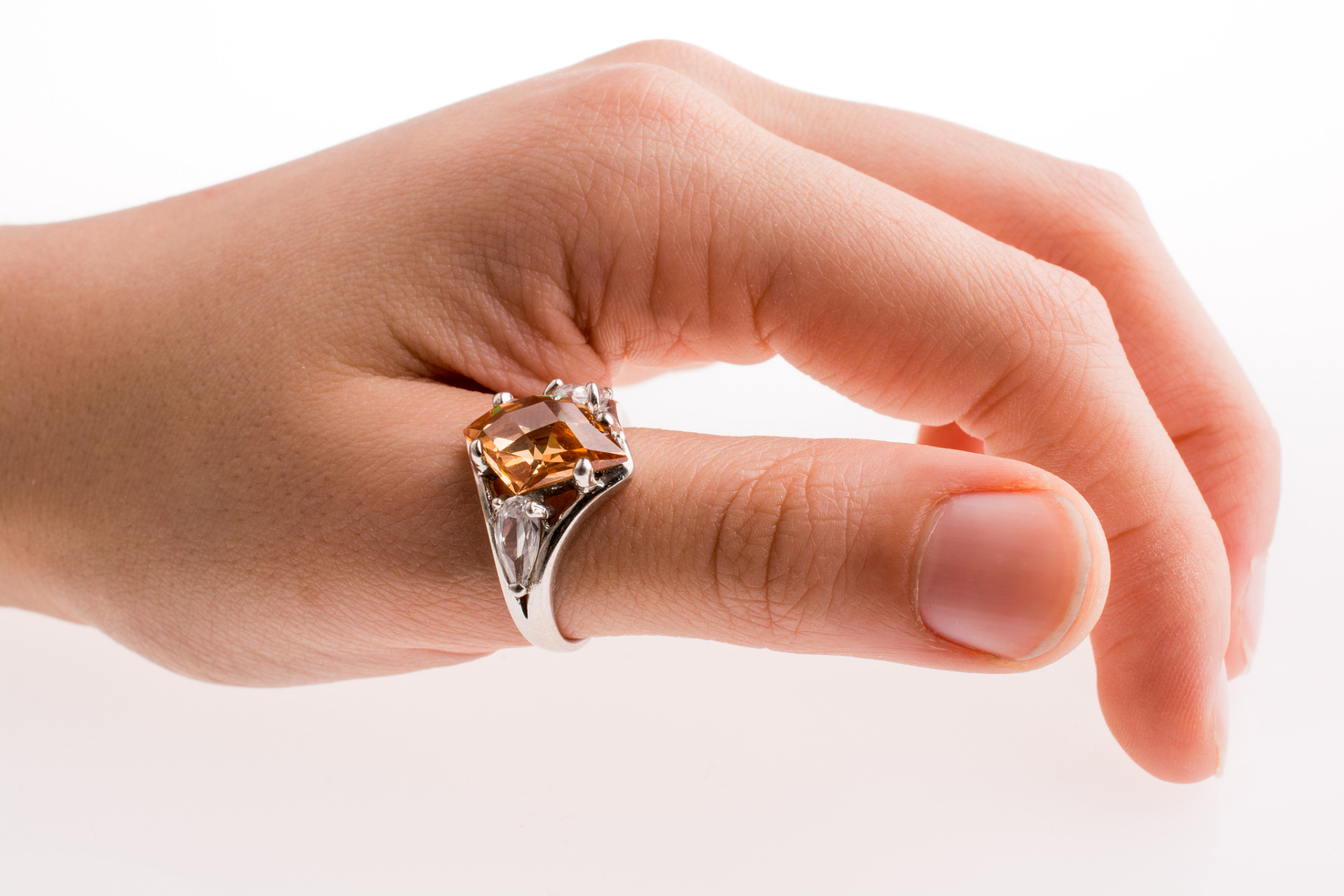 手指戒指在不同手指上的戴法有着不同含义:大拇指戴戒指象征力量和