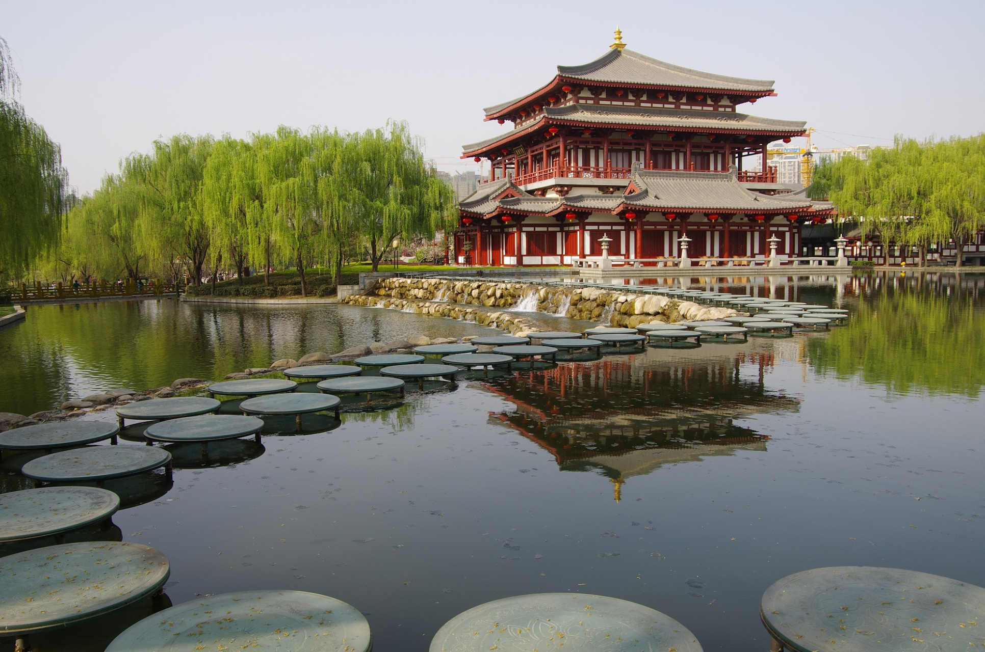 如果想在西安看大面积仿唐建筑群的话,可以来大唐芙蓉园,这里是中国第