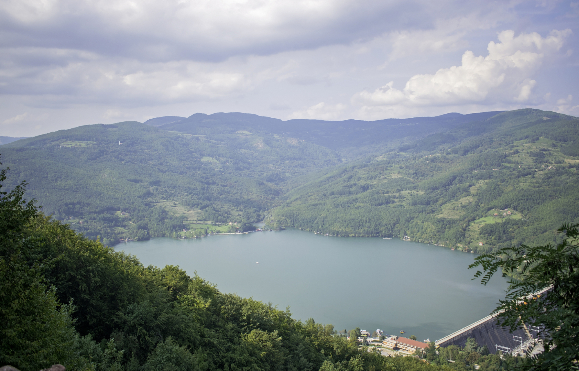今天,就让我们一同踏上浙西天池的奇幻之旅,发现这个被大自然精心雕刻