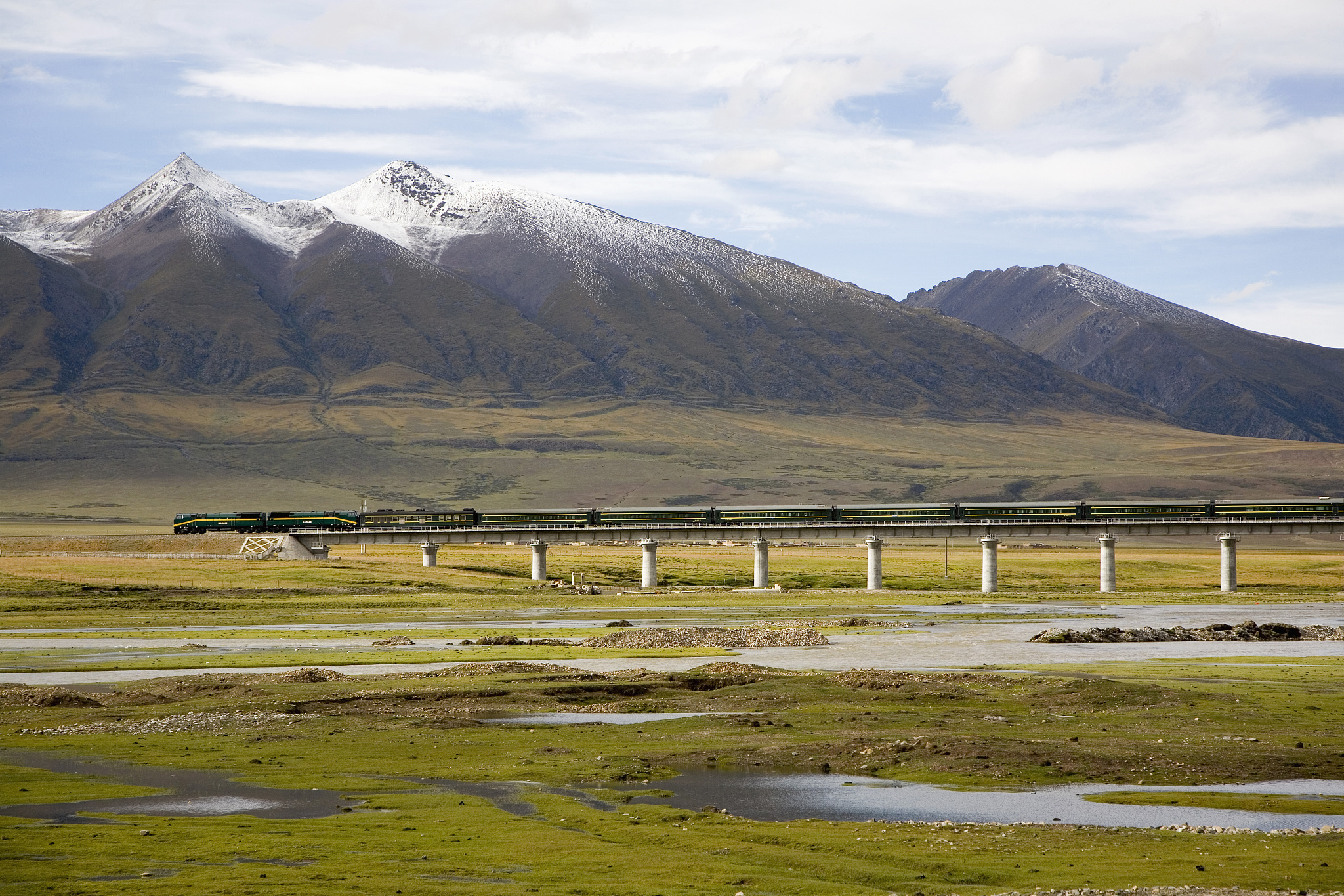 穿越壮丽山川,畅游川藏铁路,探寻沿途美景