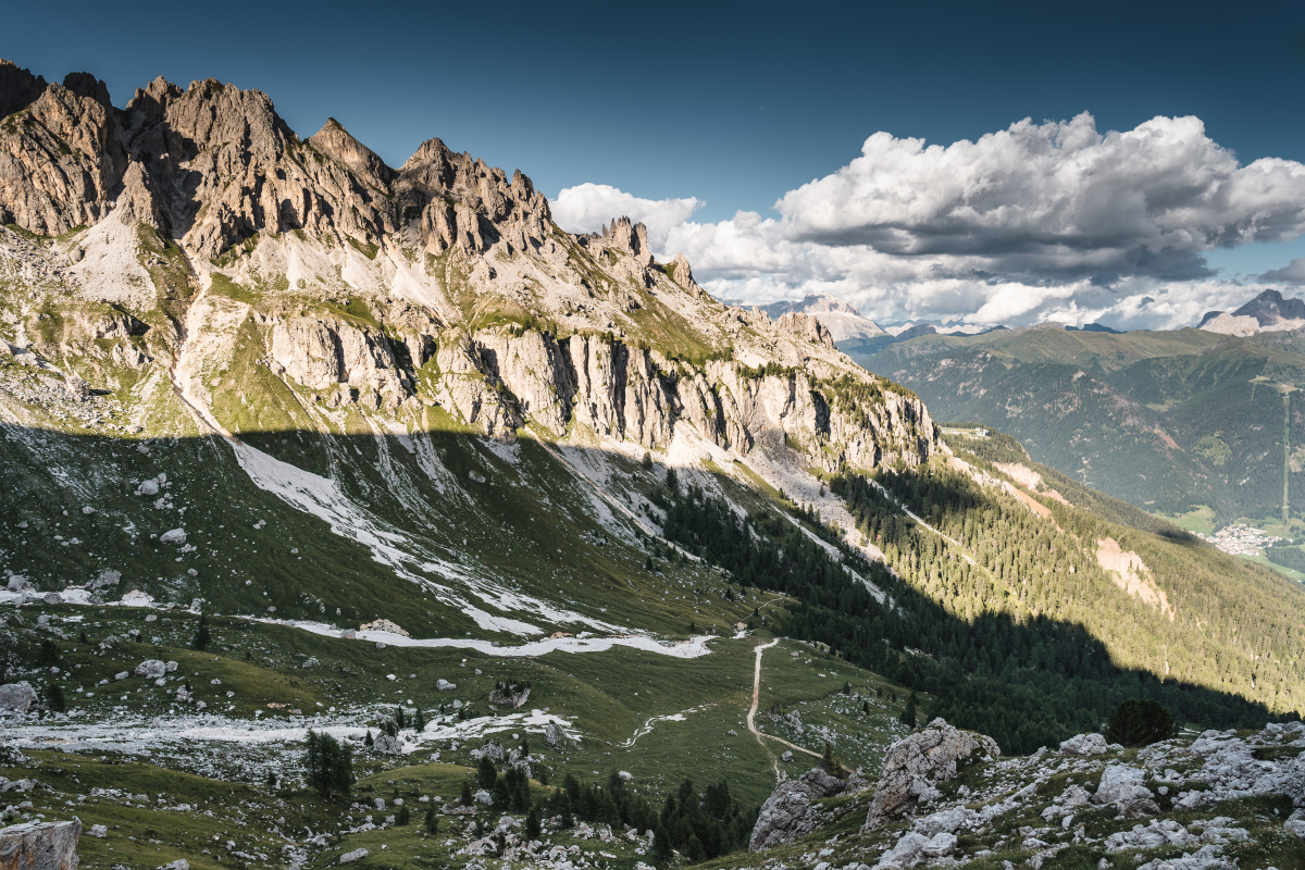 安第斯山脉是地球上最长的山脉,横跨南美洲大陆,被誉为"南美洲的脊梁"