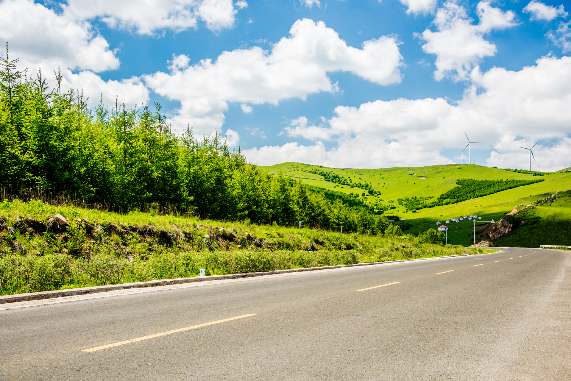 草原天路位于中国河北省,是一条连接崇礼和张北草原的公路.